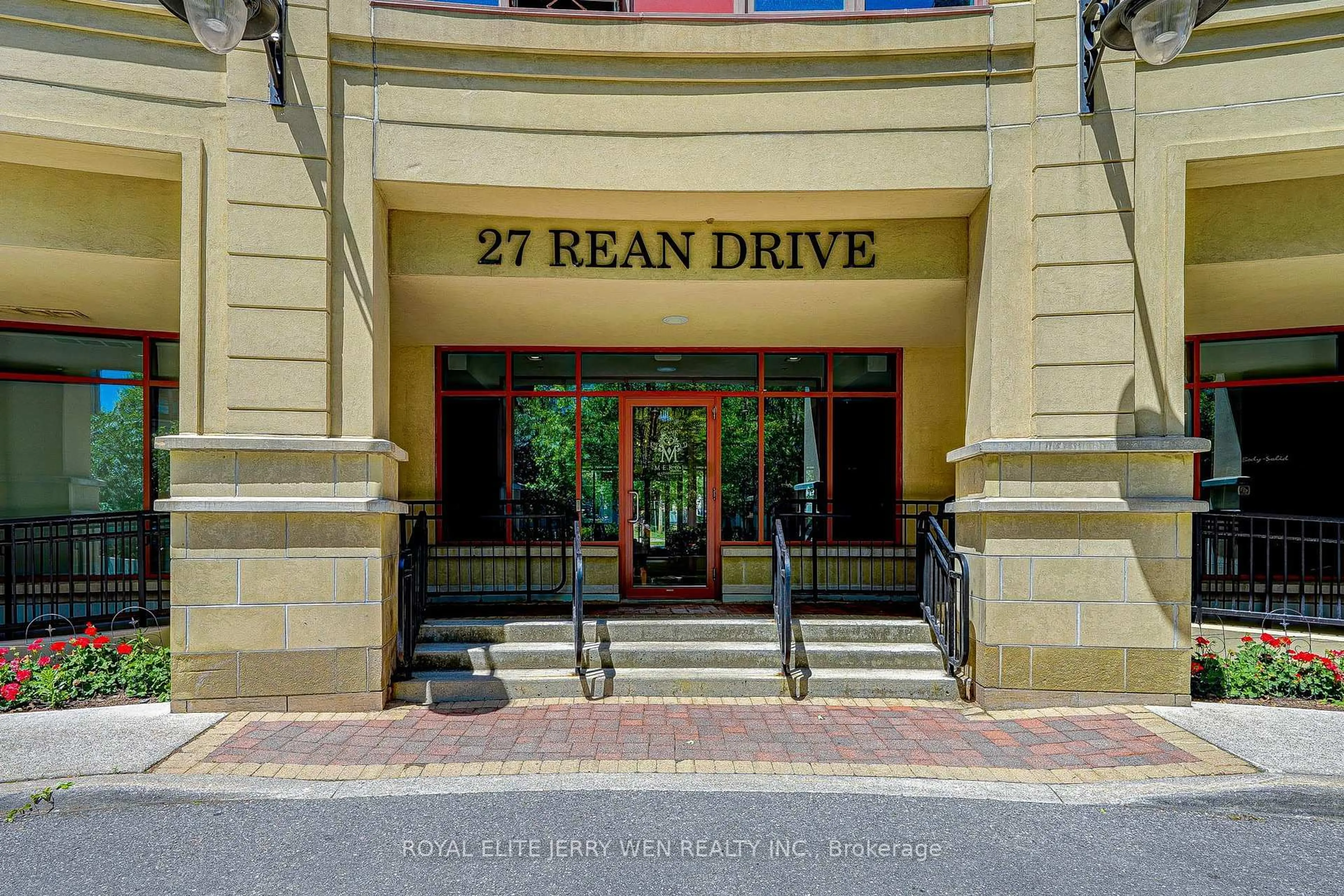 Indoor foyer for 27 Rean Dr #304, Toronto Ontario M2K 0A6