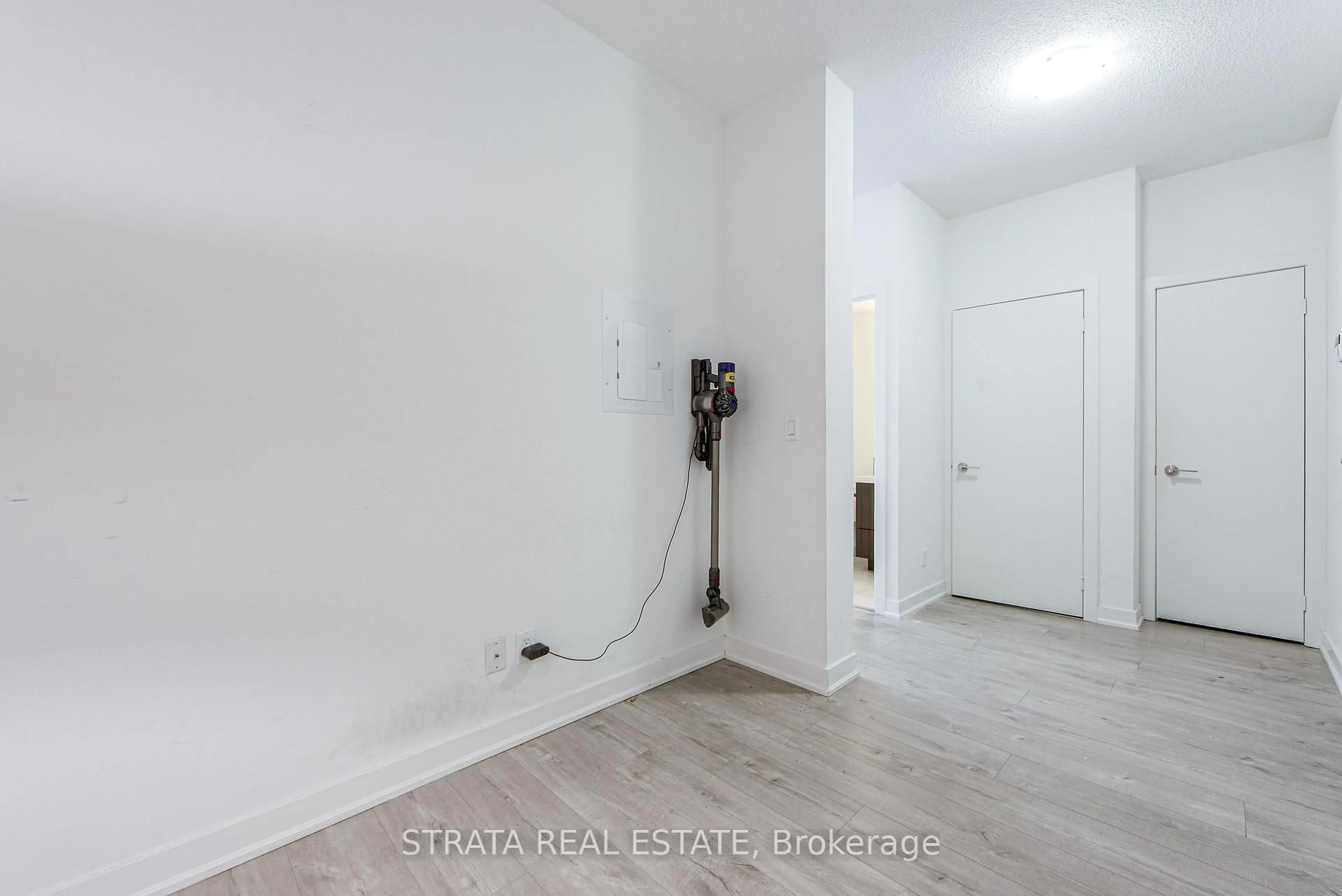 A pic of a room for 199 Richmond St #815, Toronto Ontario M5V 0H4