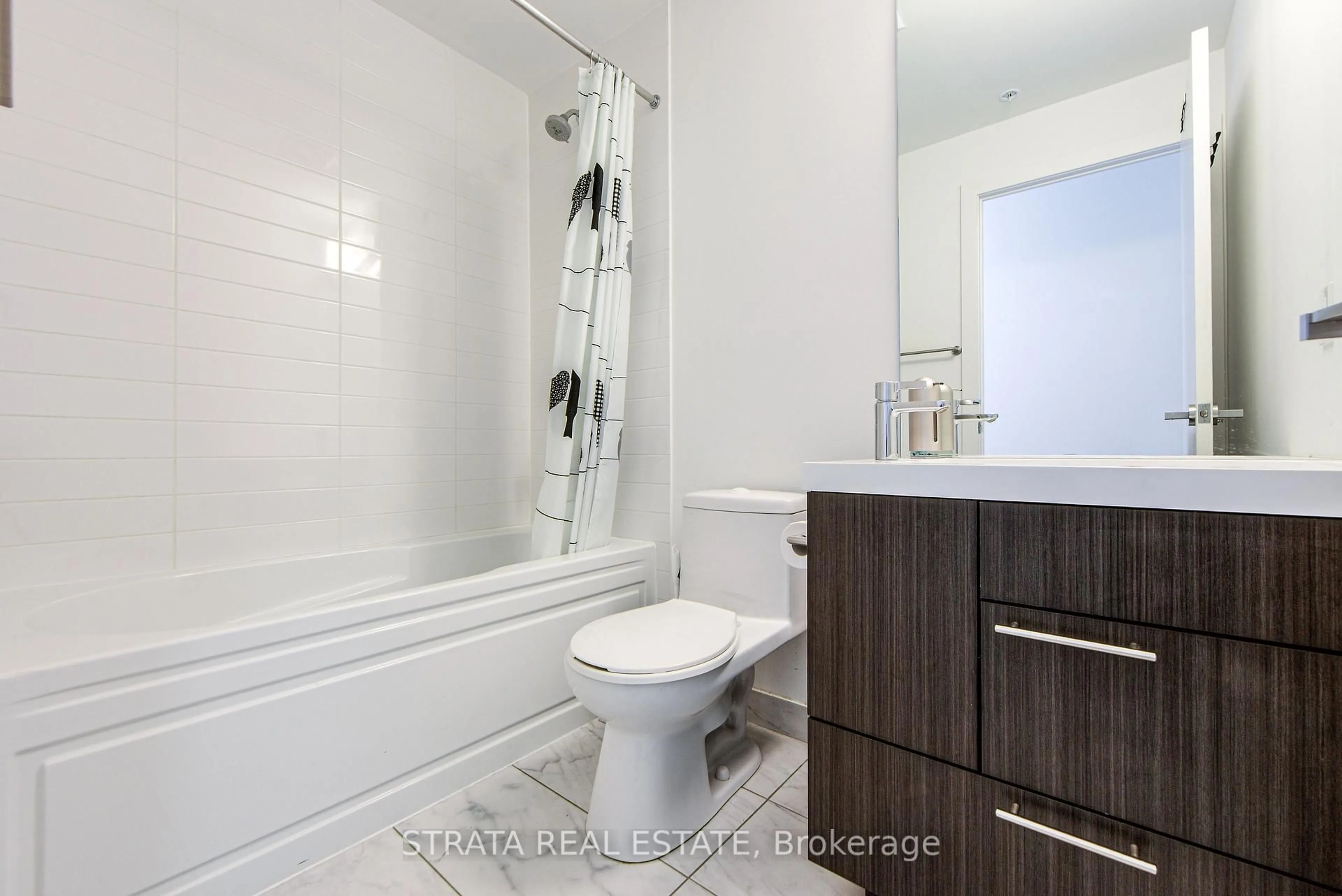 Standard bathroom, ceramic/tile floor for 199 Richmond St #815, Toronto Ontario M5V 0H4