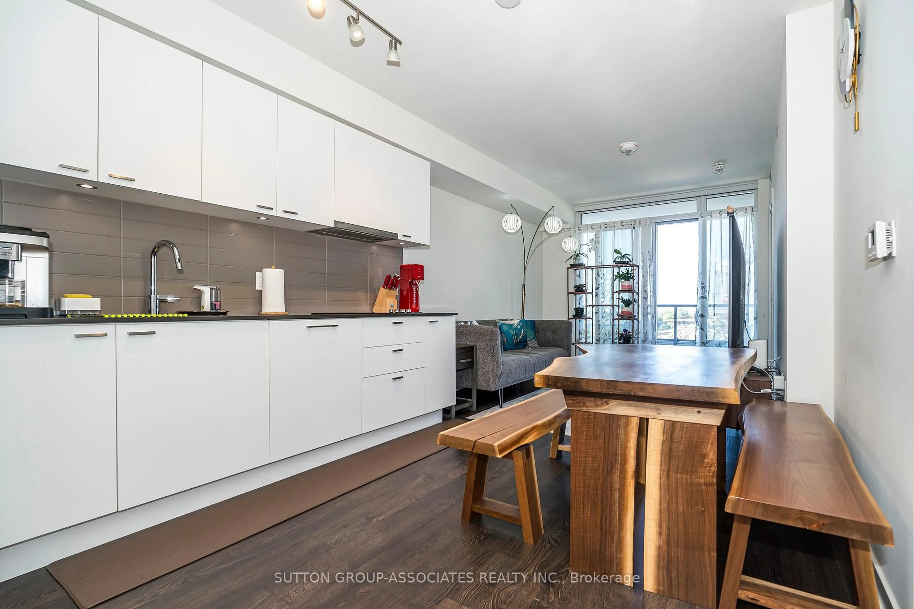 Standard kitchen, wood/laminate floor for 27 Bathurst St #508W, Toronto Ontario M5V 2P1
