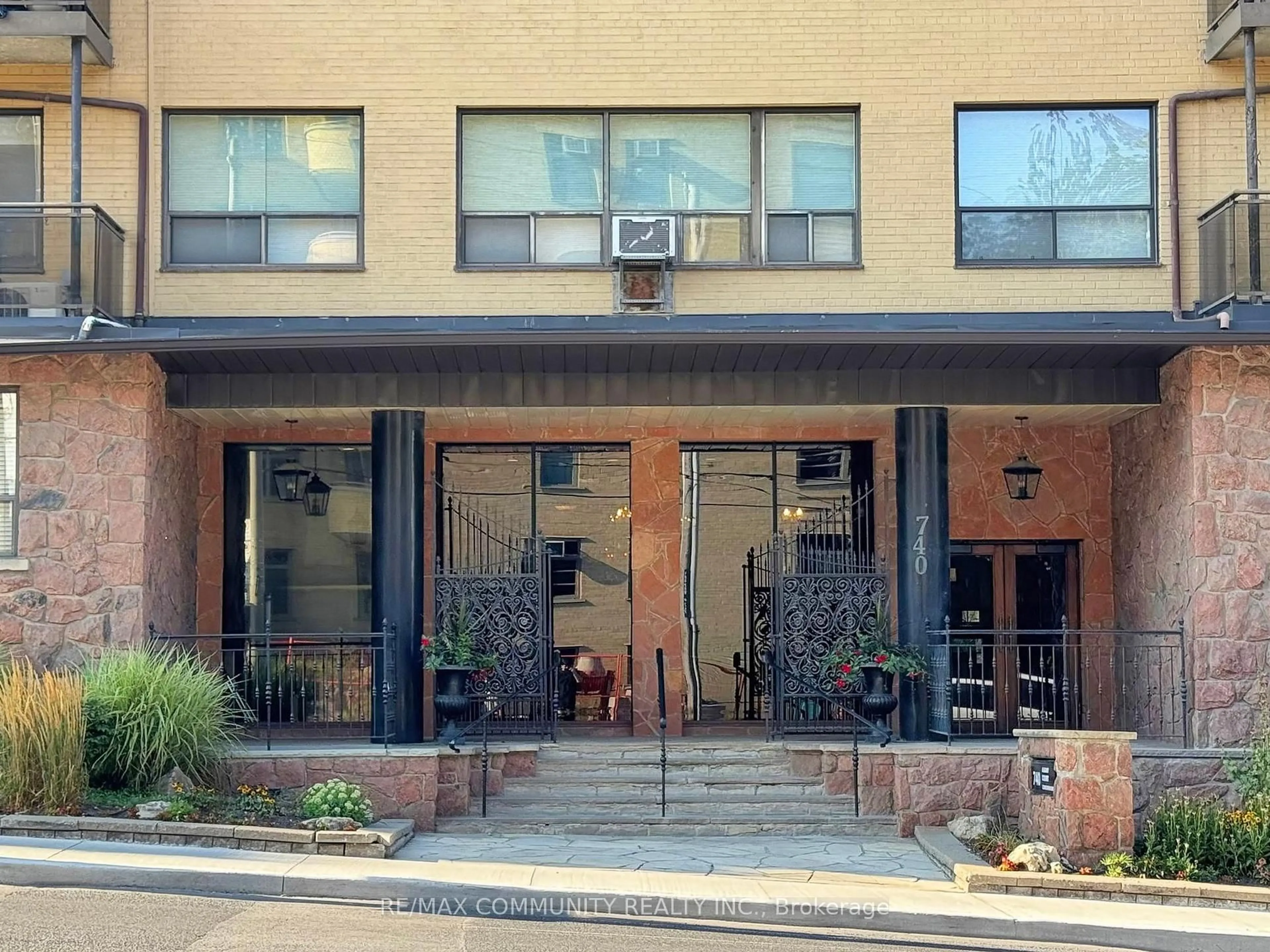 Unknown for 740 Eglinton Ave #309, Toronto Ontario M5N 1C4