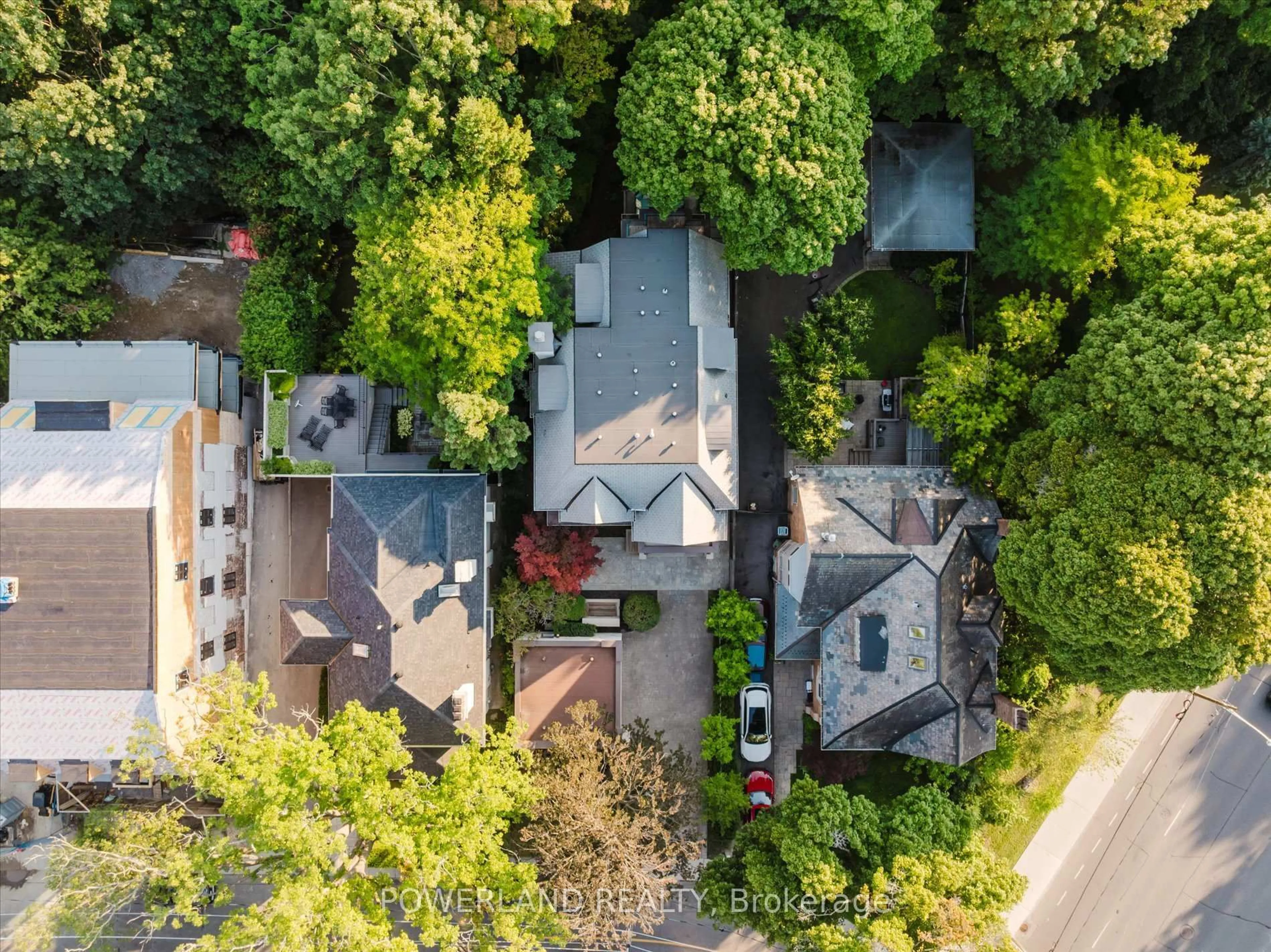 A pic from outside/outdoor area/front of a property/back of a property/a pic from drone, street for 94 Inglewood Dr, Toronto Ontario M4T 1H5