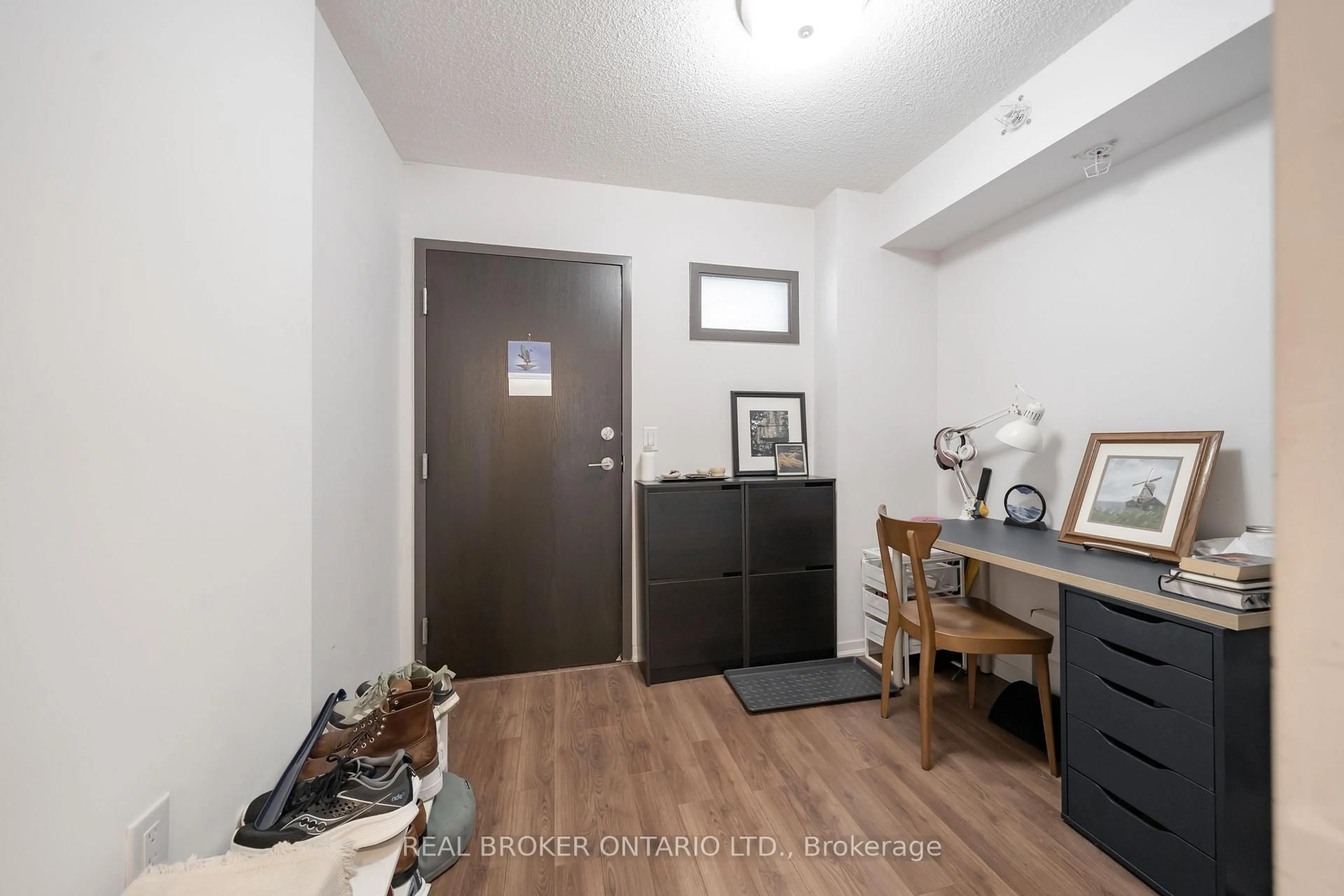 Indoor entryway for 36 Lisgar St #908E, Toronto Ontario M6J 3G2