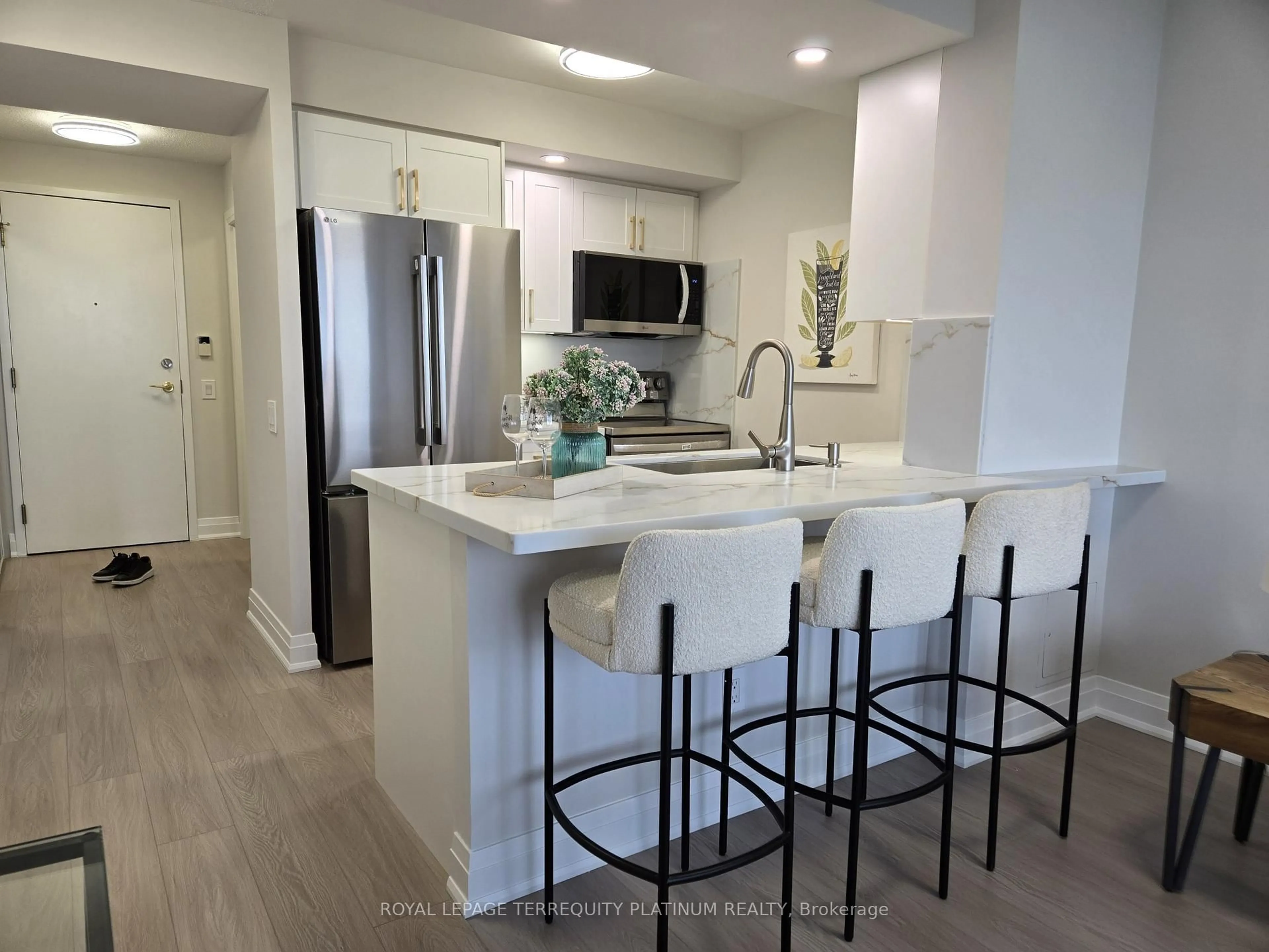 Open concept kitchen, ceramic/tile floor for 10 Northtown Way #2013, Toronto Ontario M2N 7L4