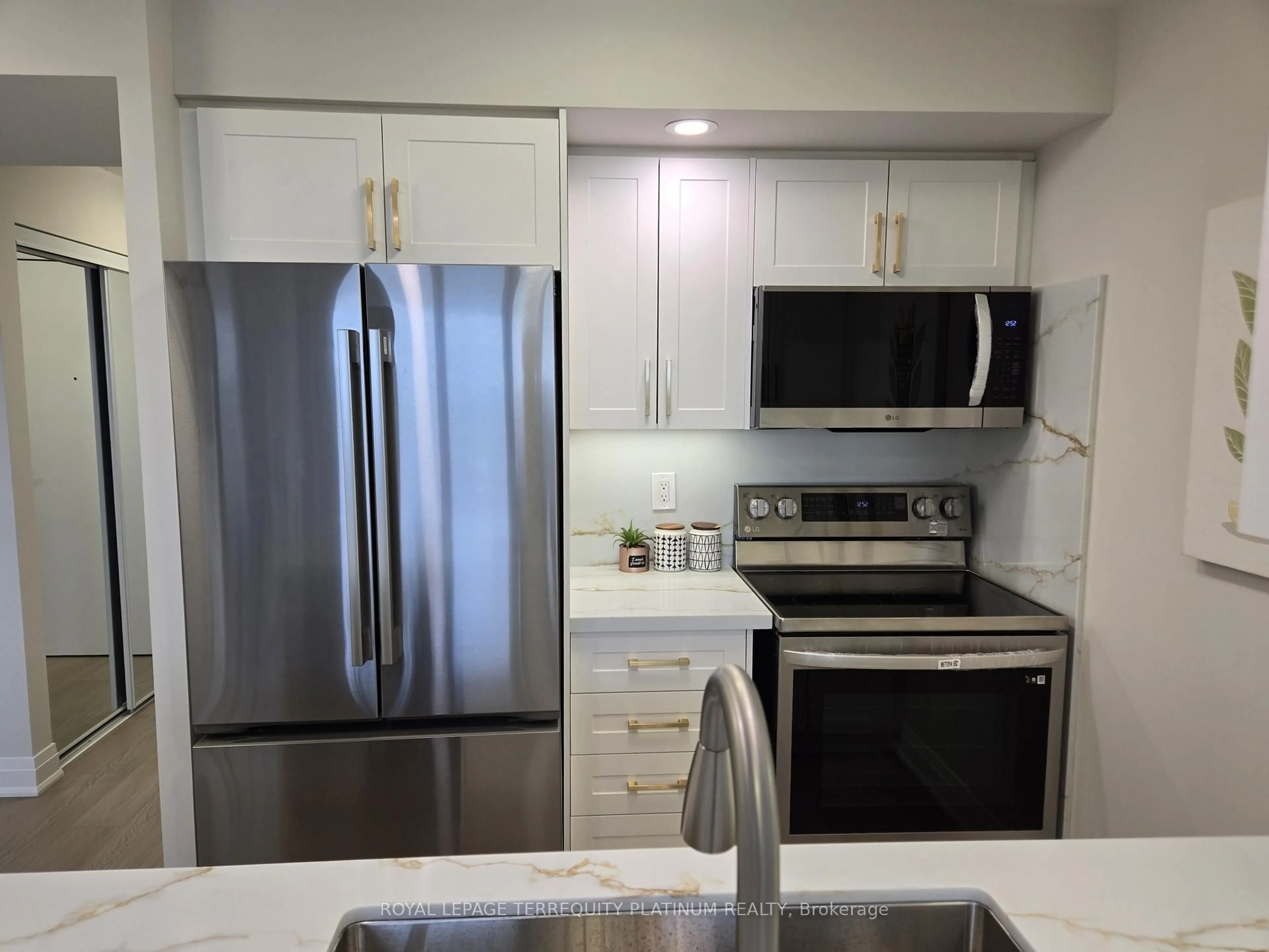 Standard kitchen, unknown for 10 Northtown Way #2013, Toronto Ontario M2N 7L4