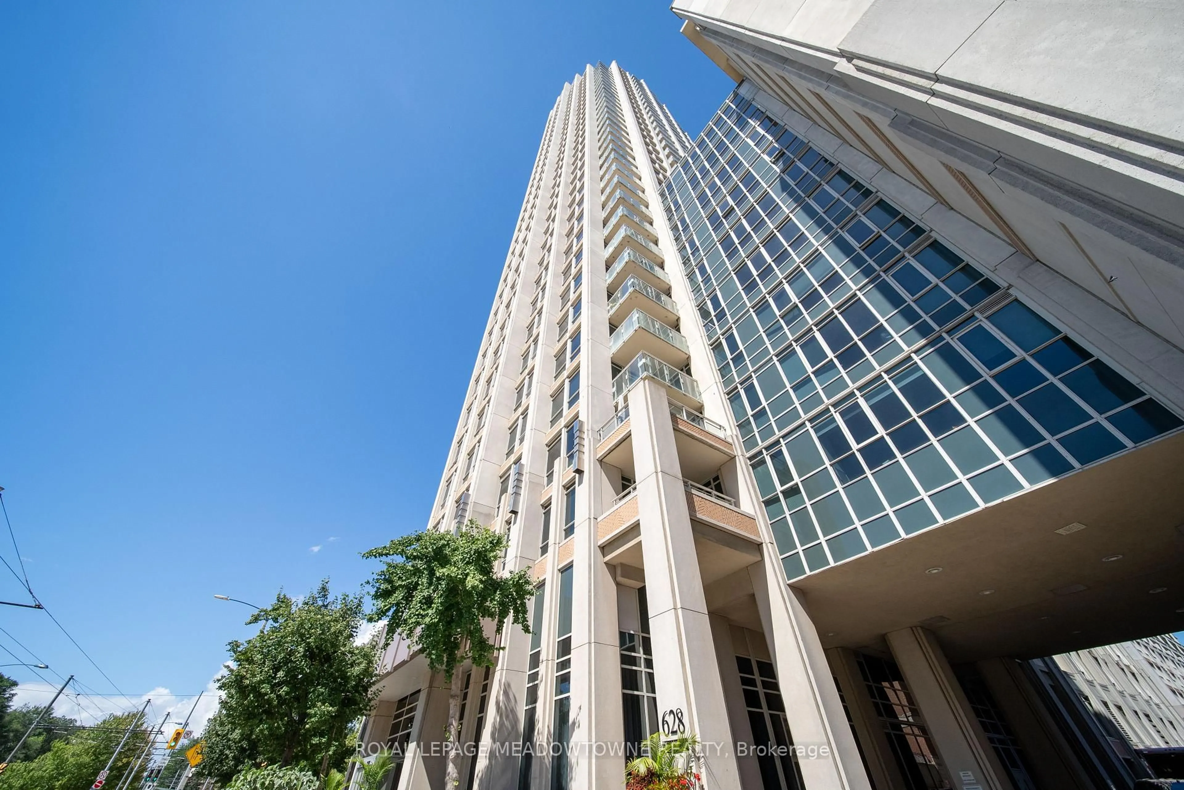 Indoor foyer for 628 Fleet St #916, Toronto Ontario M5V 1A8