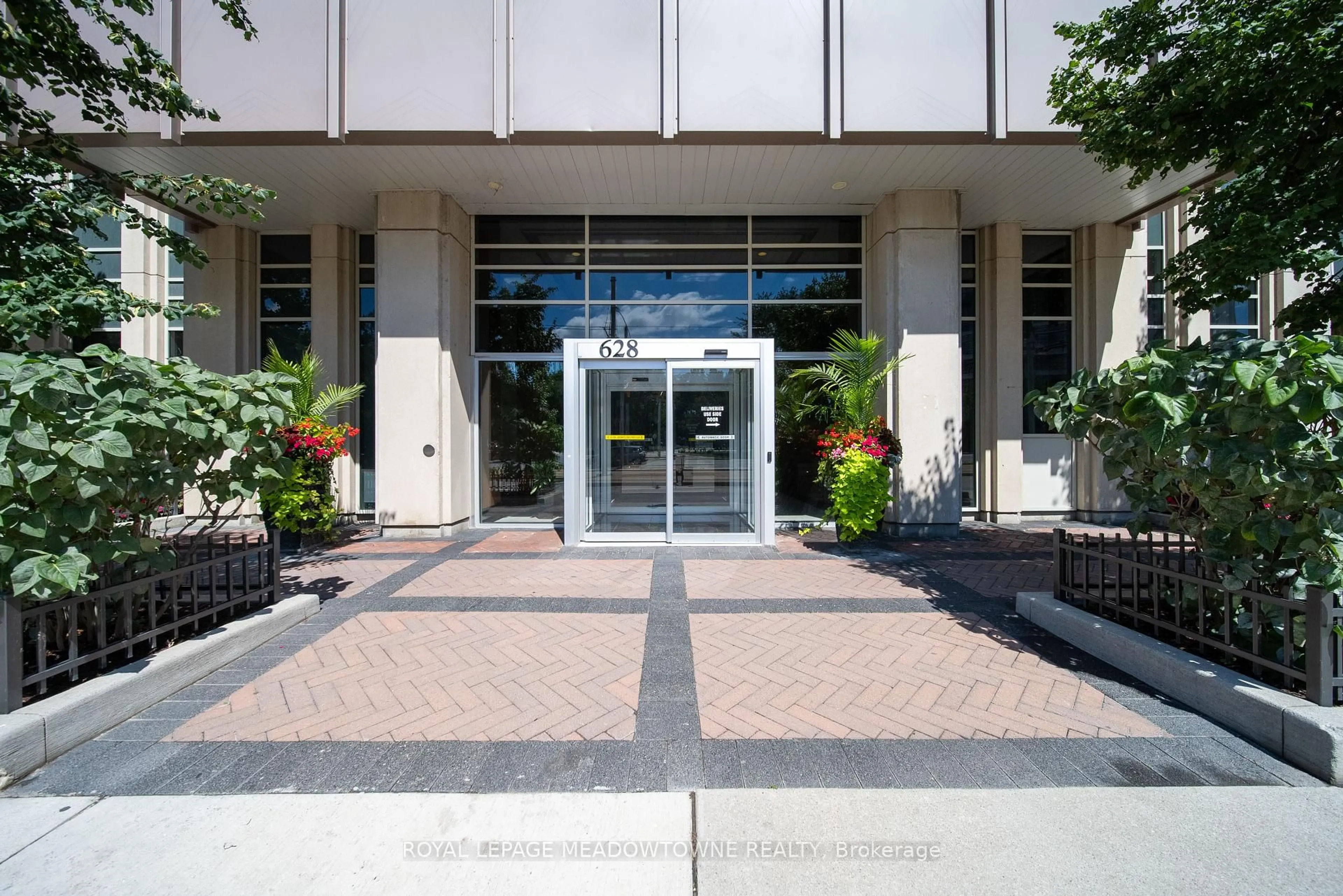Indoor foyer for 628 Fleet St #916, Toronto Ontario M5V 1A8