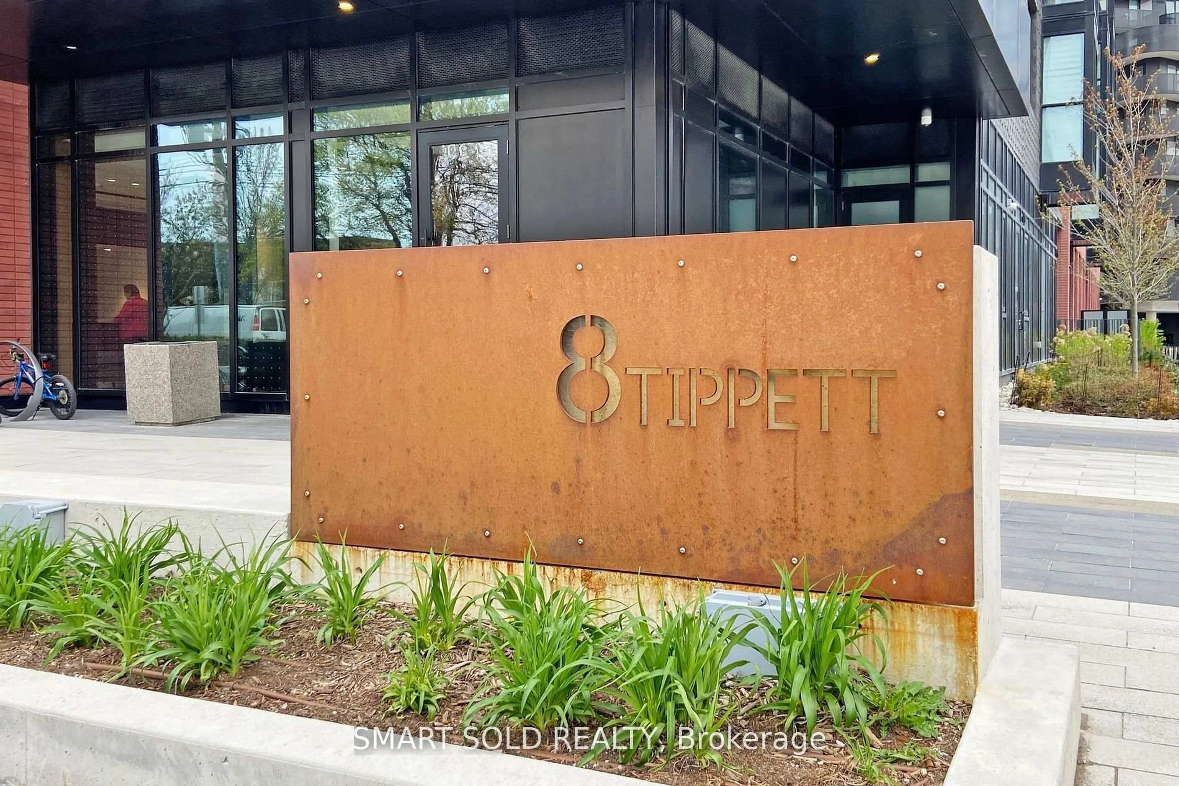 Indoor foyer for 8 Tippett Rd #628, Toronto Ontario M3H 0E7