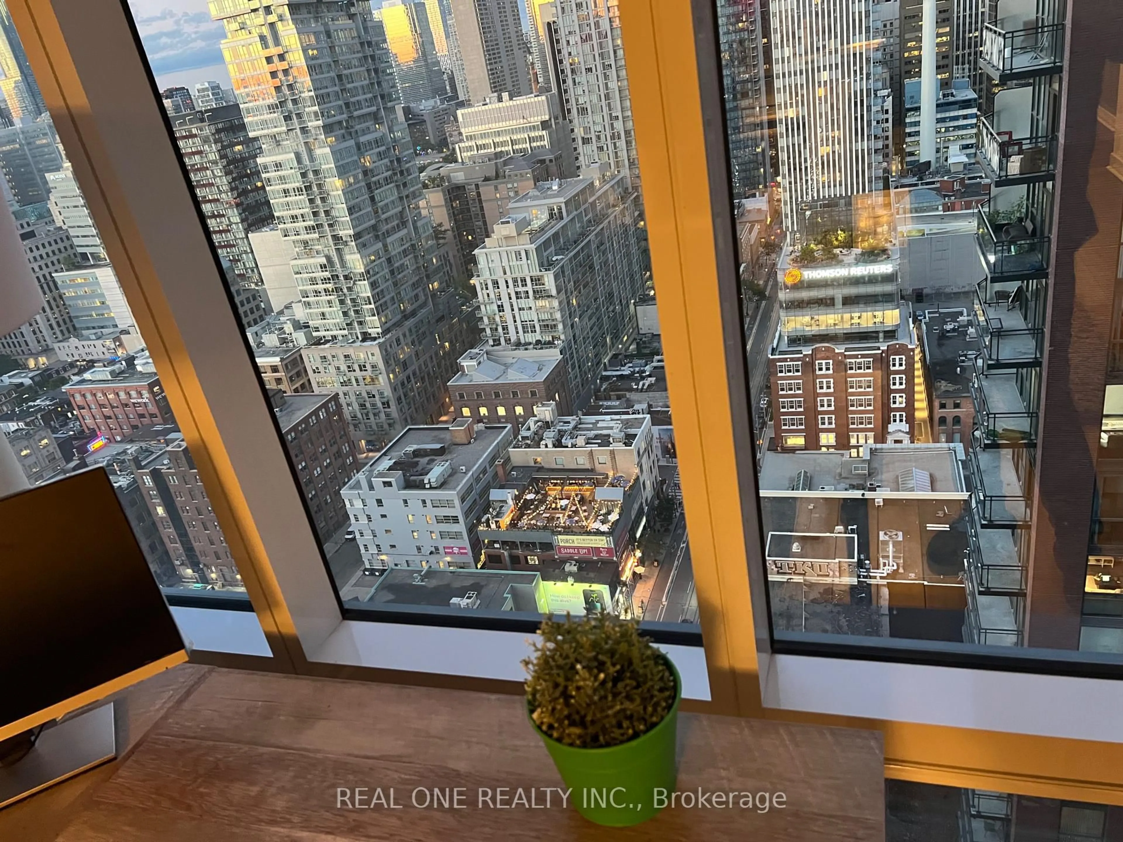 A pic of a room for 295 Adelaide St #3106, Toronto Ontario M5V 0L4