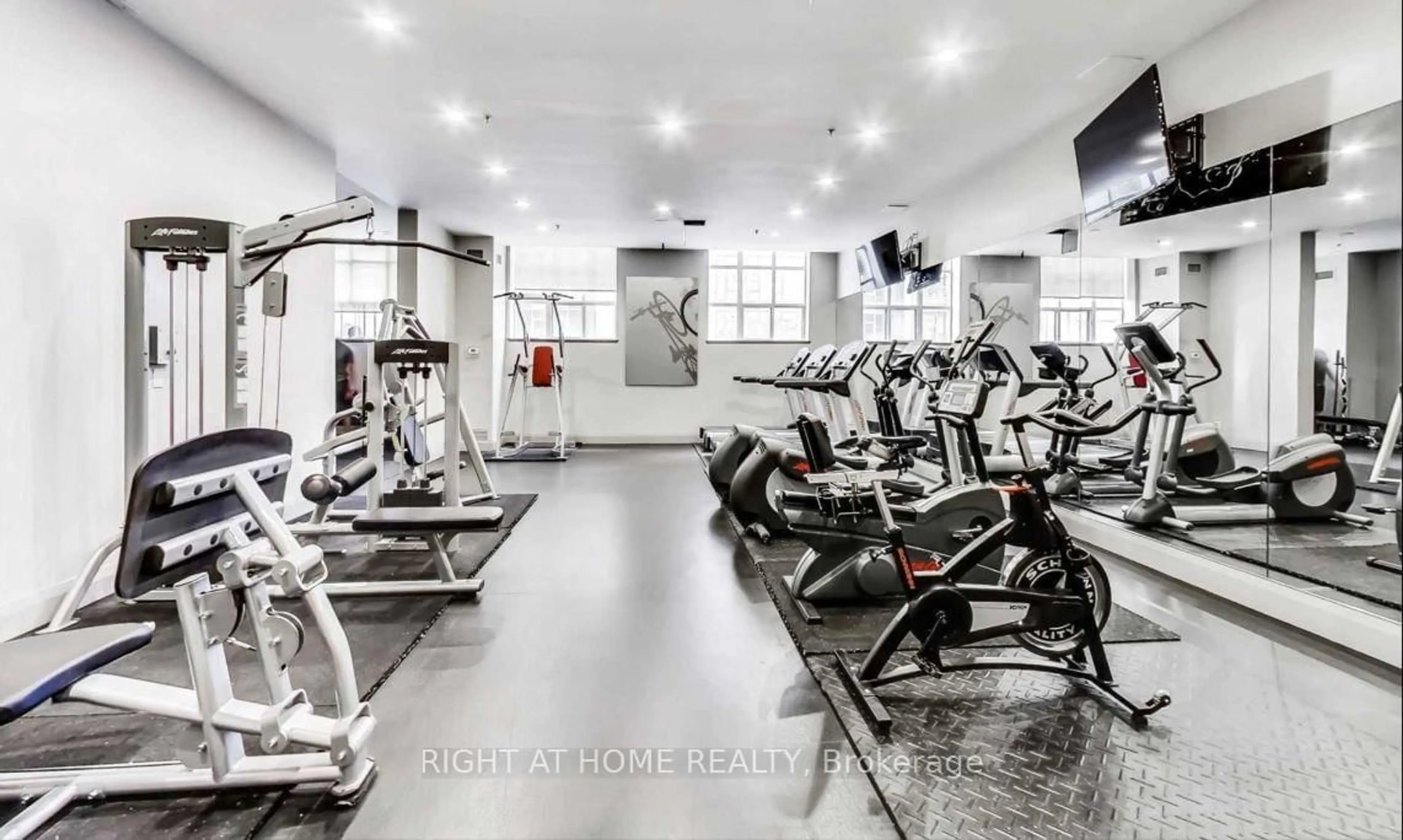 Gym or fitness room for 438 Richmond St #908, Toronto Ontario M5V 3S6