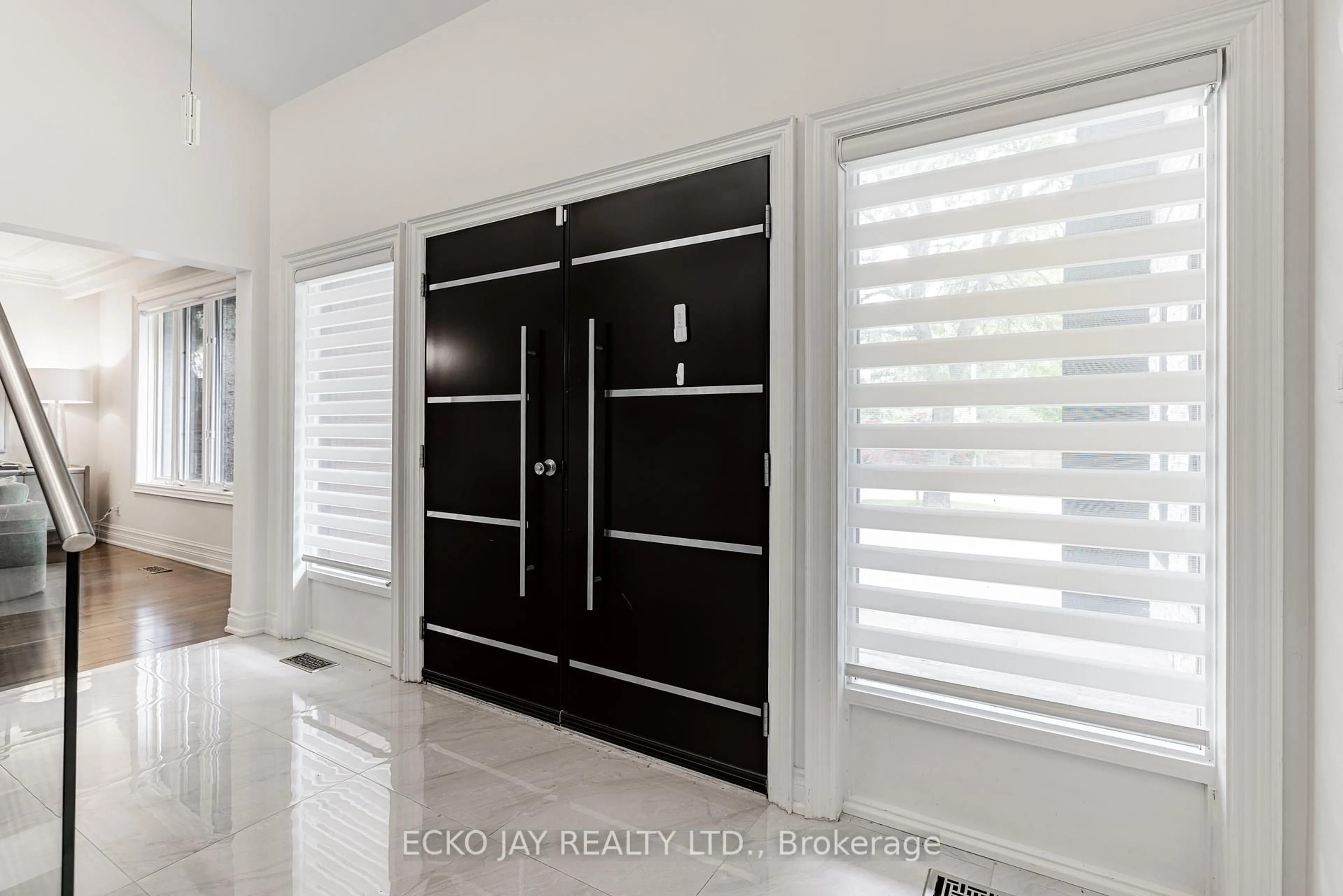 Indoor entryway for 45 Broadleaf Rd, Toronto Ontario M3B 1C3