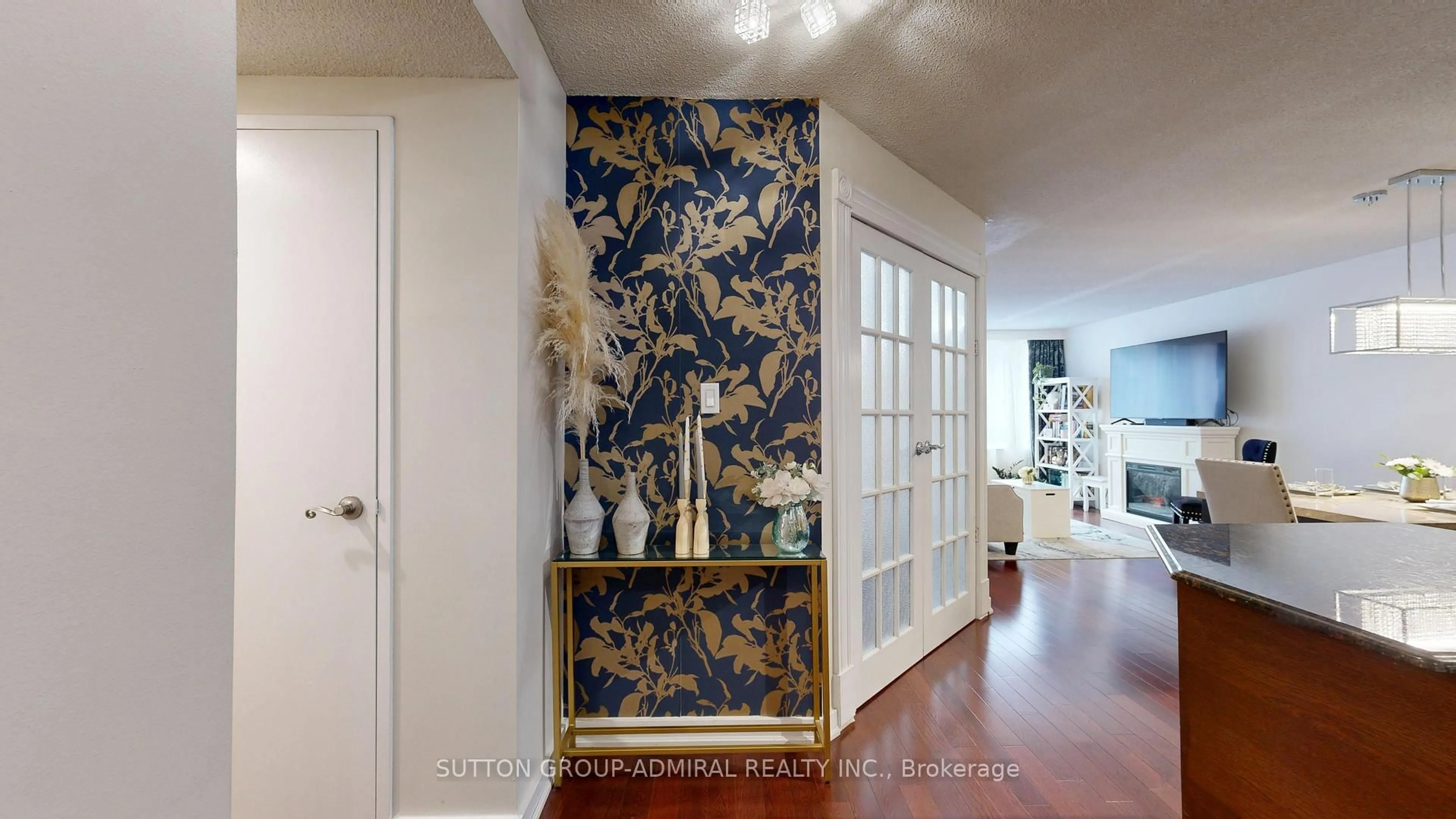 Indoor entryway for 633 Bay St #201, Toronto Ontario M5G 2G4