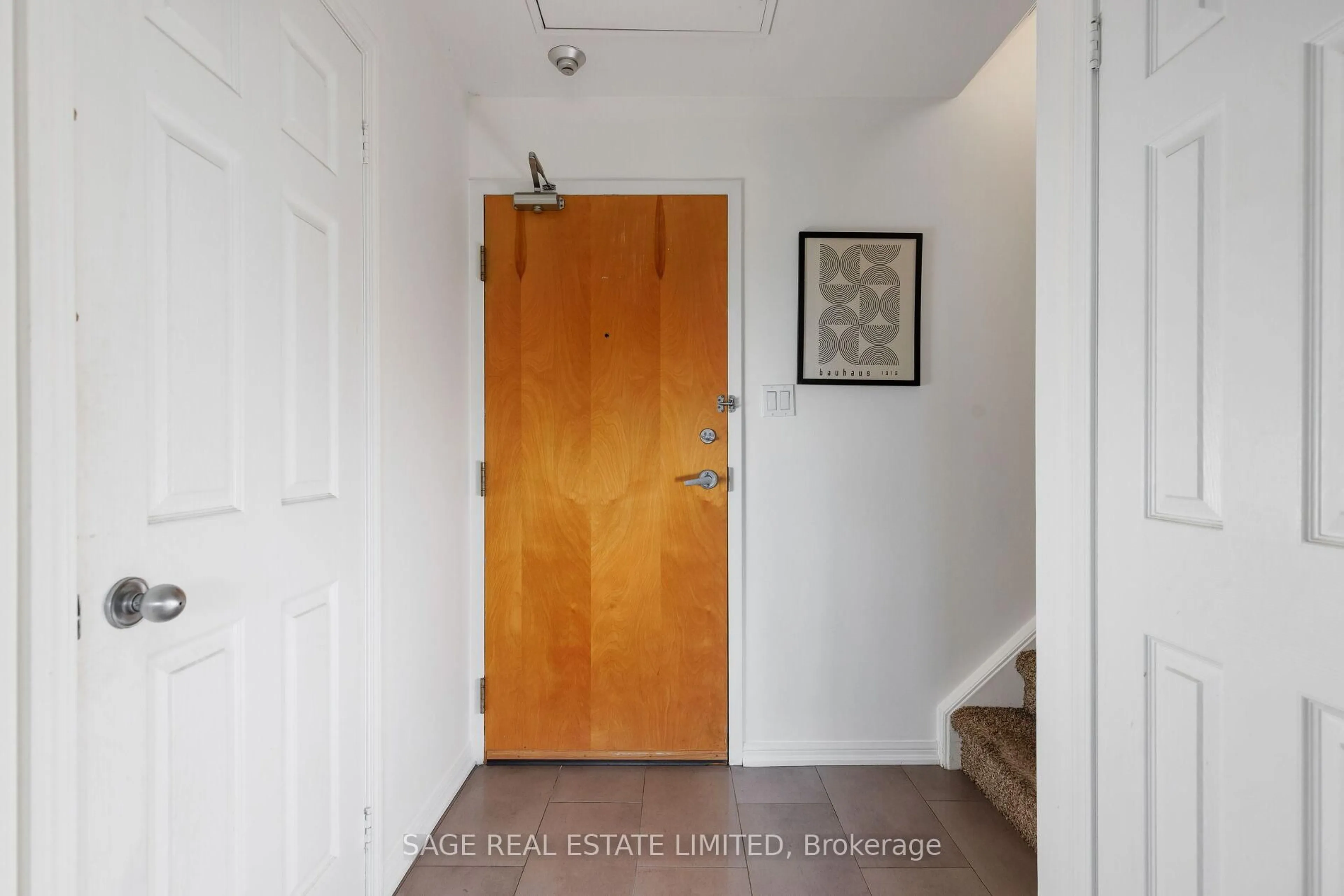 Indoor entryway for 550 Front St #615, Toronto Ontario M5V 3N5