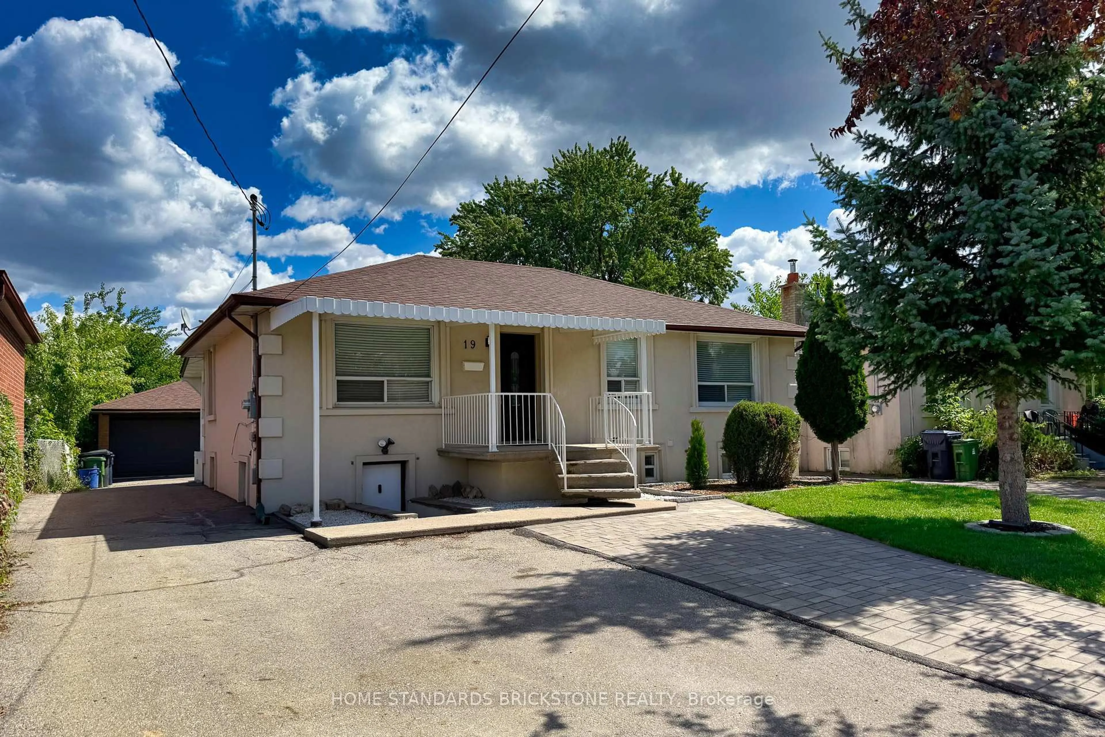 Home with vinyl exterior material, street for 19 Granite St, Toronto Ontario M3H 3K1