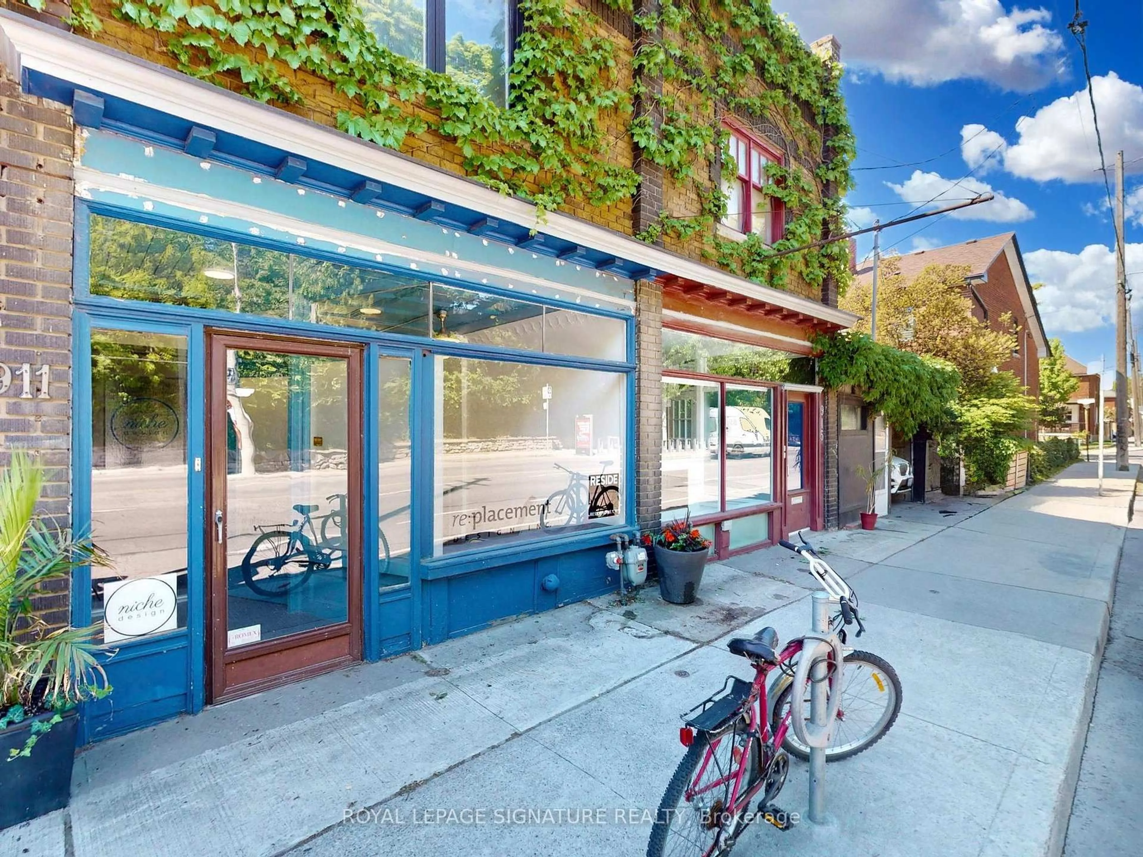 Patio, street for 911 Davenport Rd, Toronto Ontario M6G 2B7
