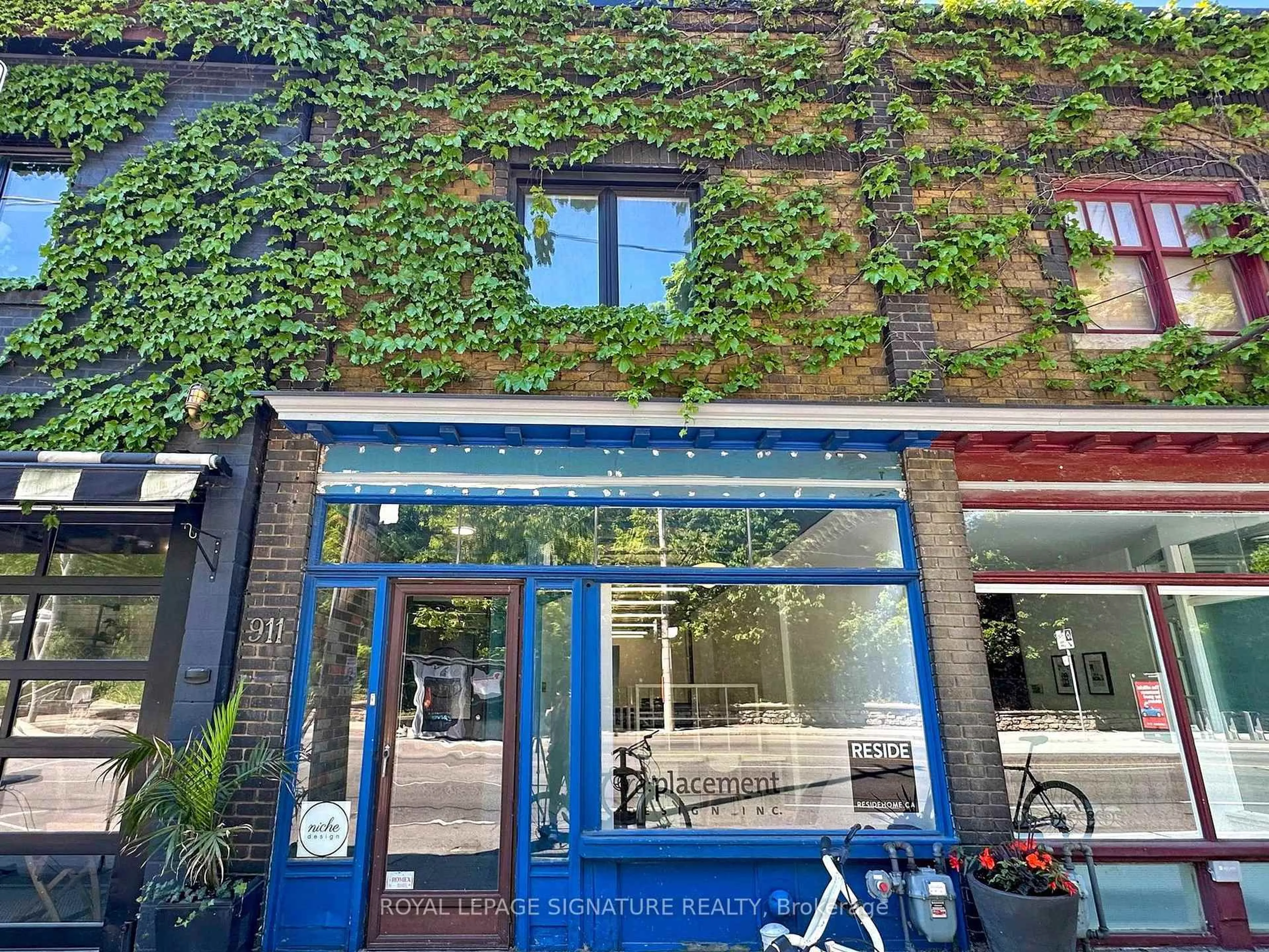 Patio, street for 911 Davenport Rd, Toronto Ontario M6G 2B7