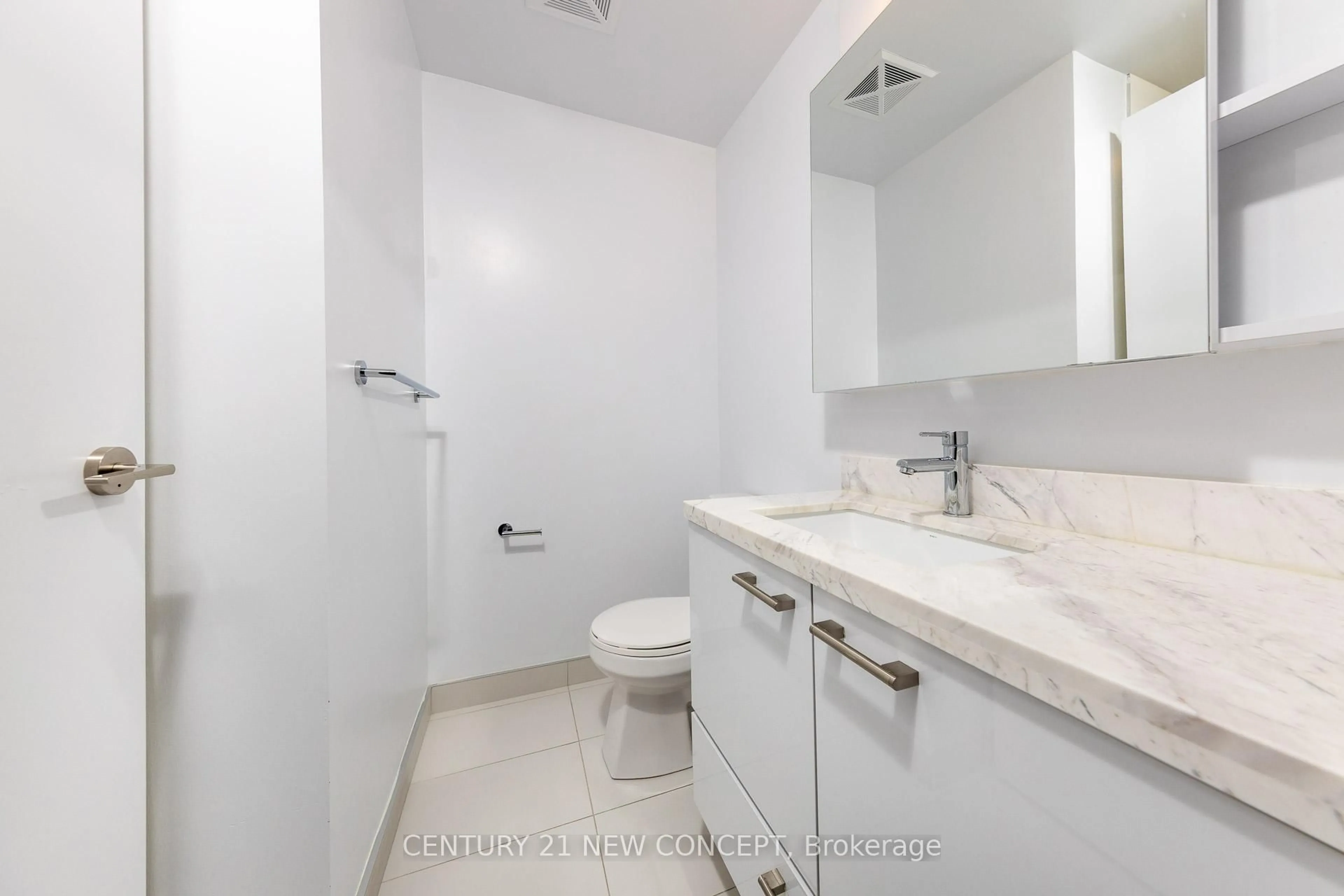 Standard bathroom, ceramic/tile floor for 2221 Yonge St #3906, Toronto Ontario M4S 0B8