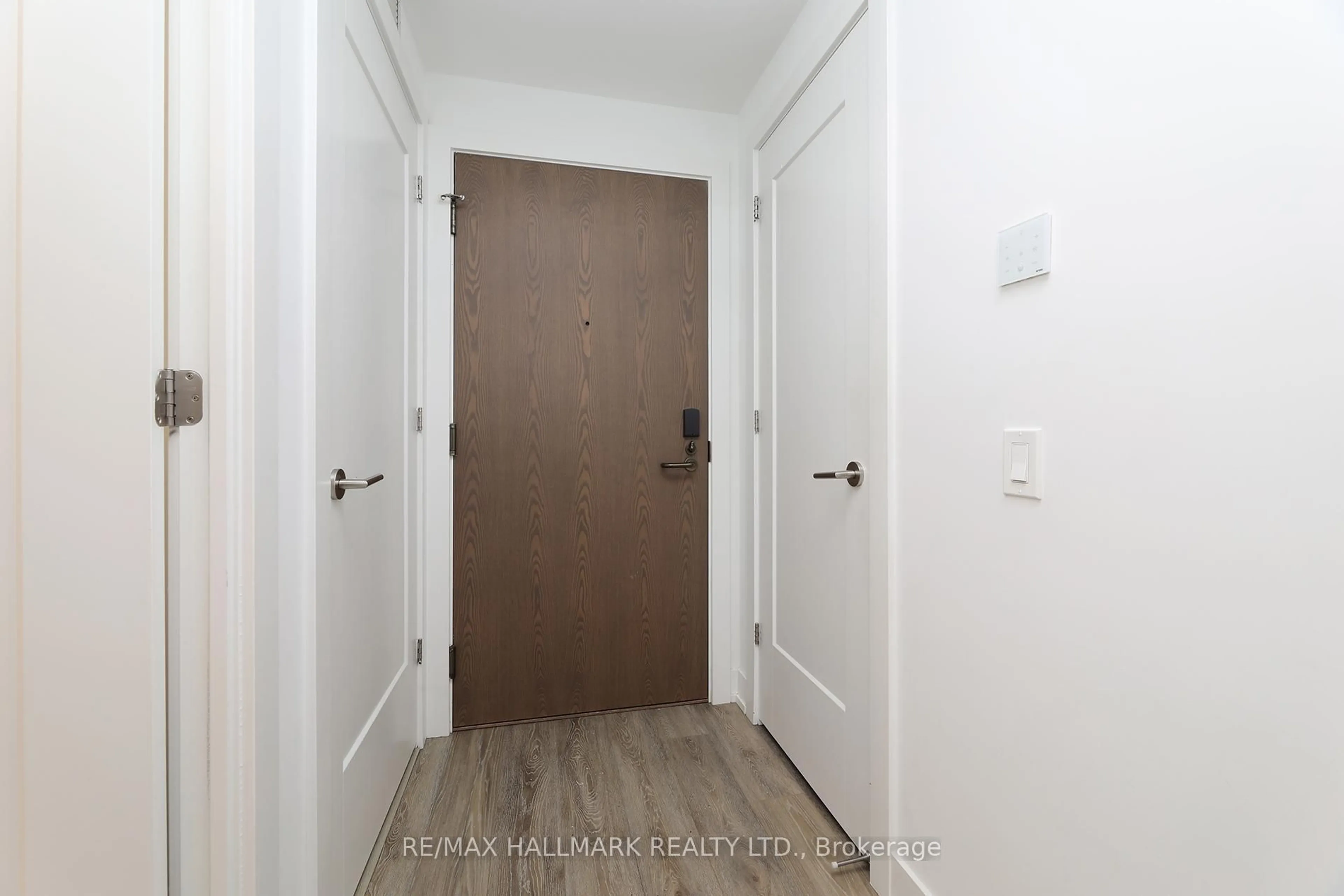 Indoor entryway for 20 Inn on the Park Dr #343, Toronto Ontario M3C 0P8