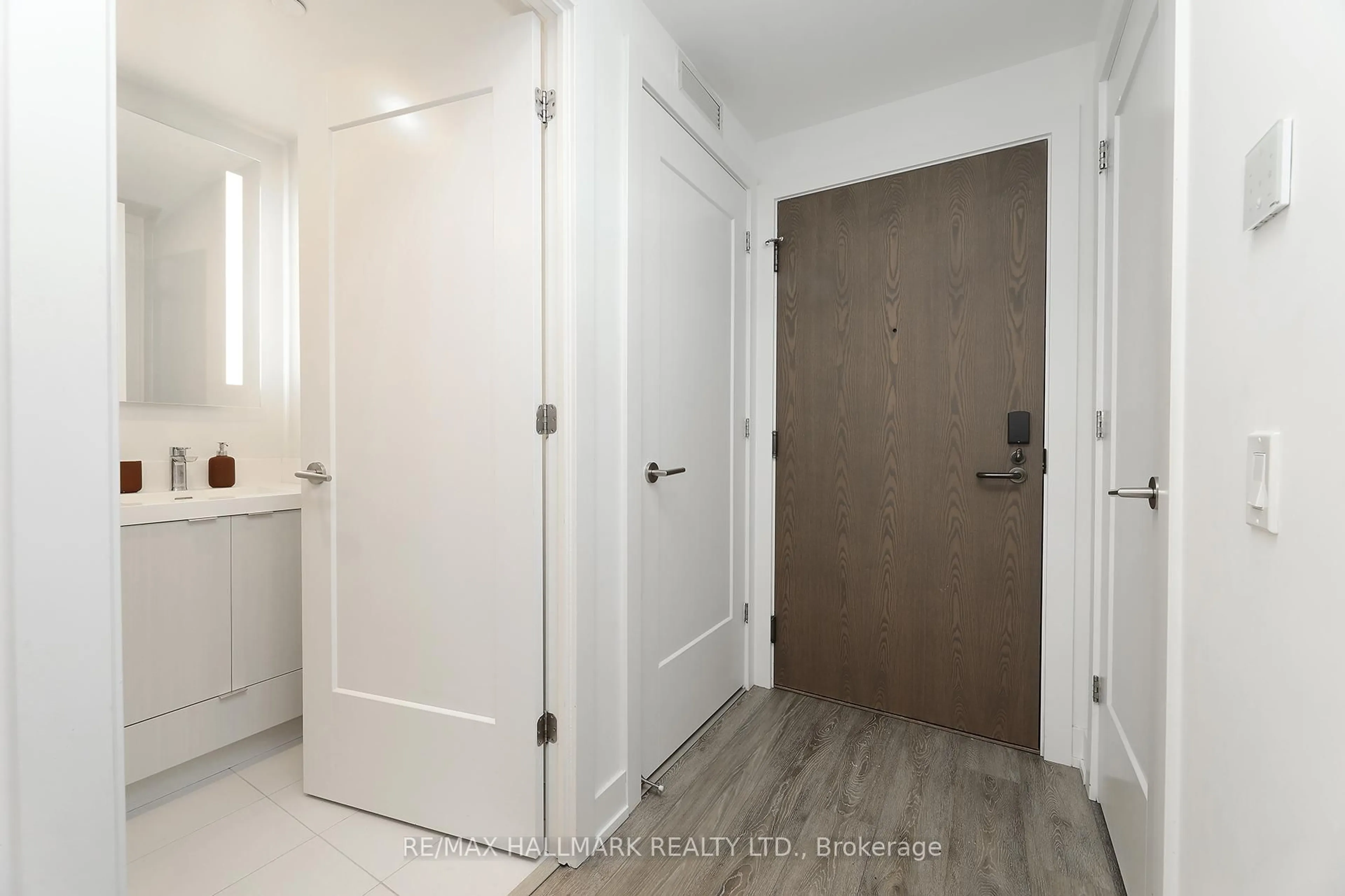Indoor entryway for 20 Inn on the Park Dr #343, Toronto Ontario M3C 0P8