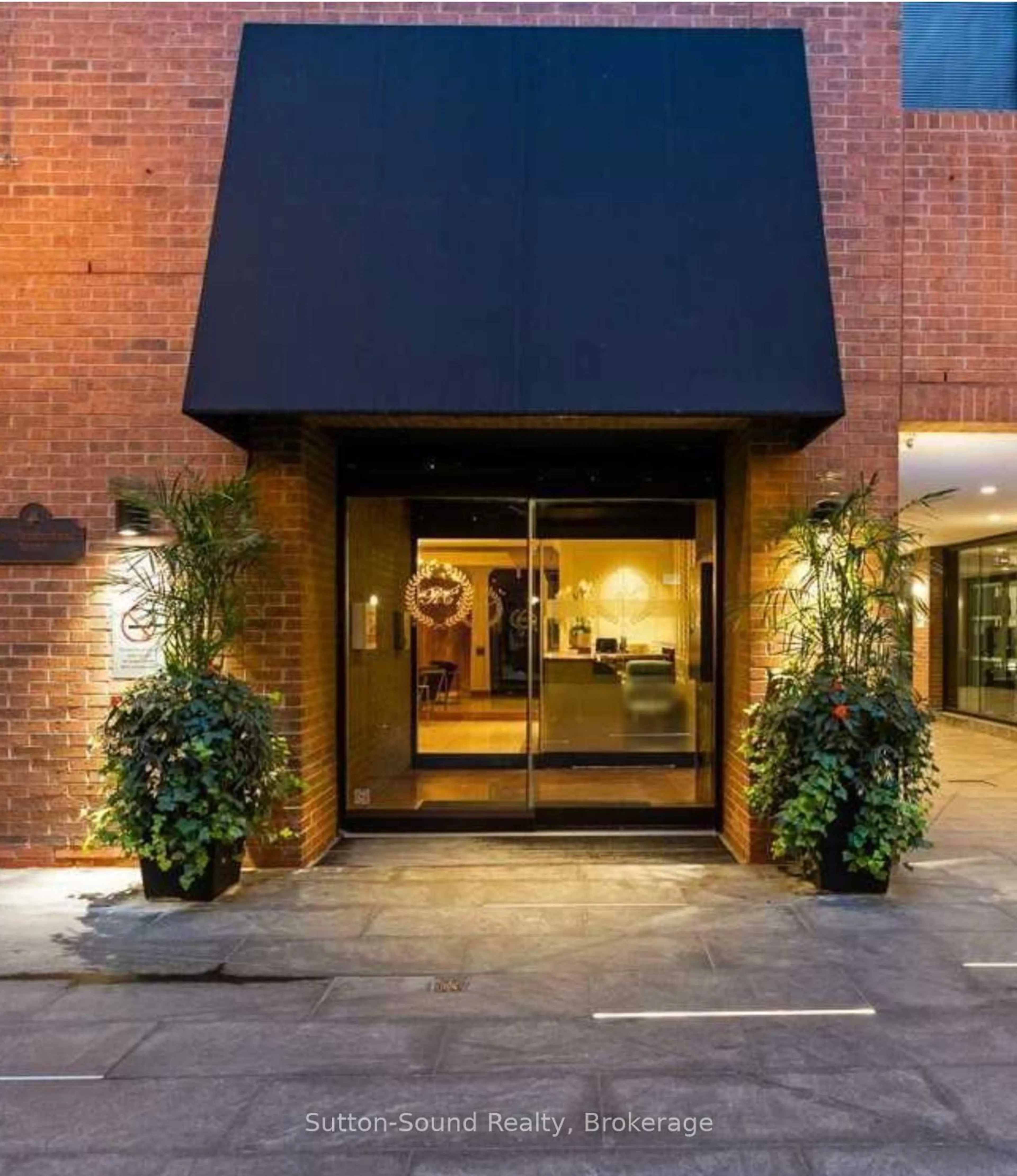 Indoor foyer for 164 Cumberland St #606, Toronto Ontario M5R 1A8