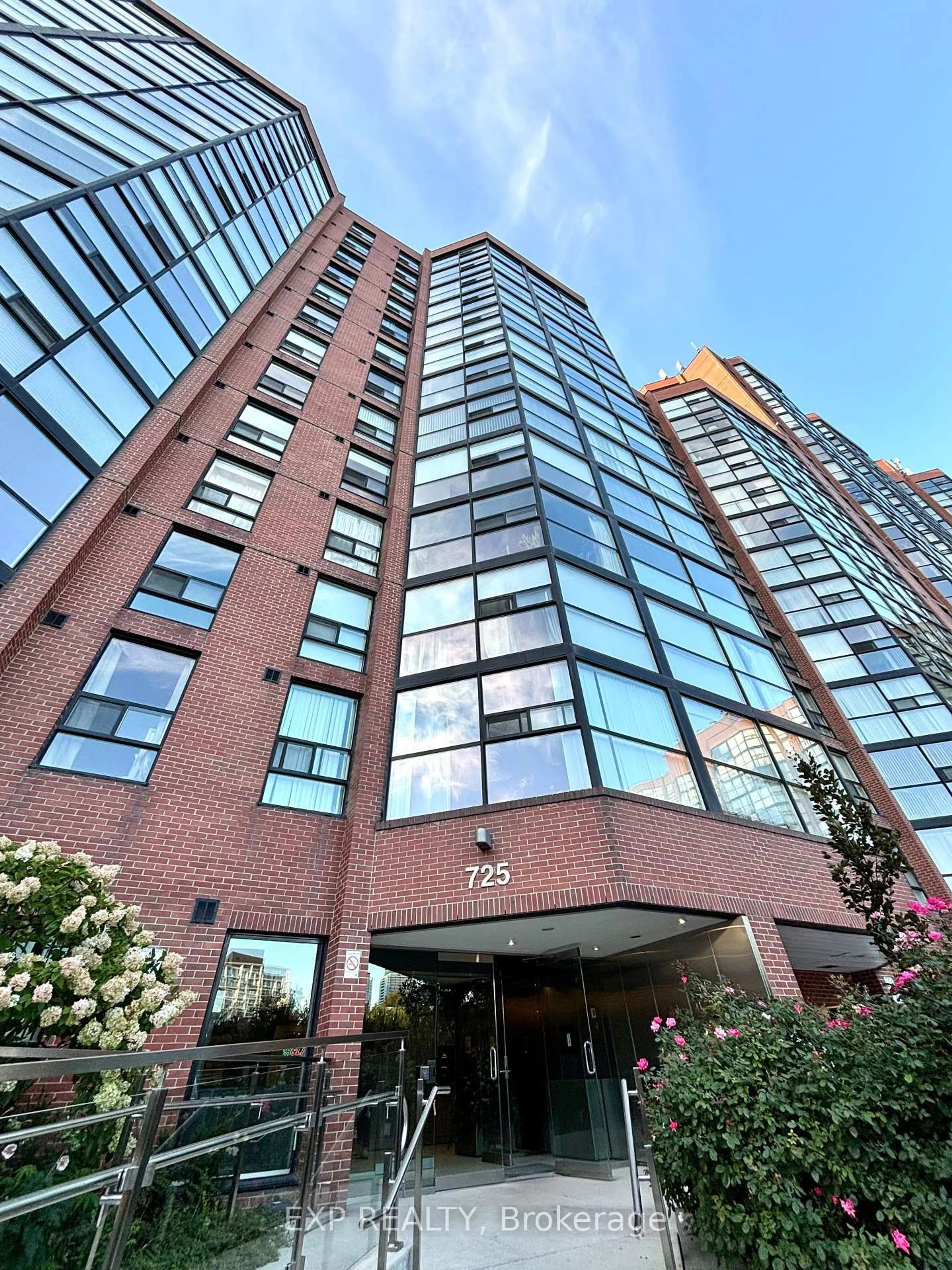 Indoor foyer for 725 King St #705, Toronto Ontario M5V 2W9