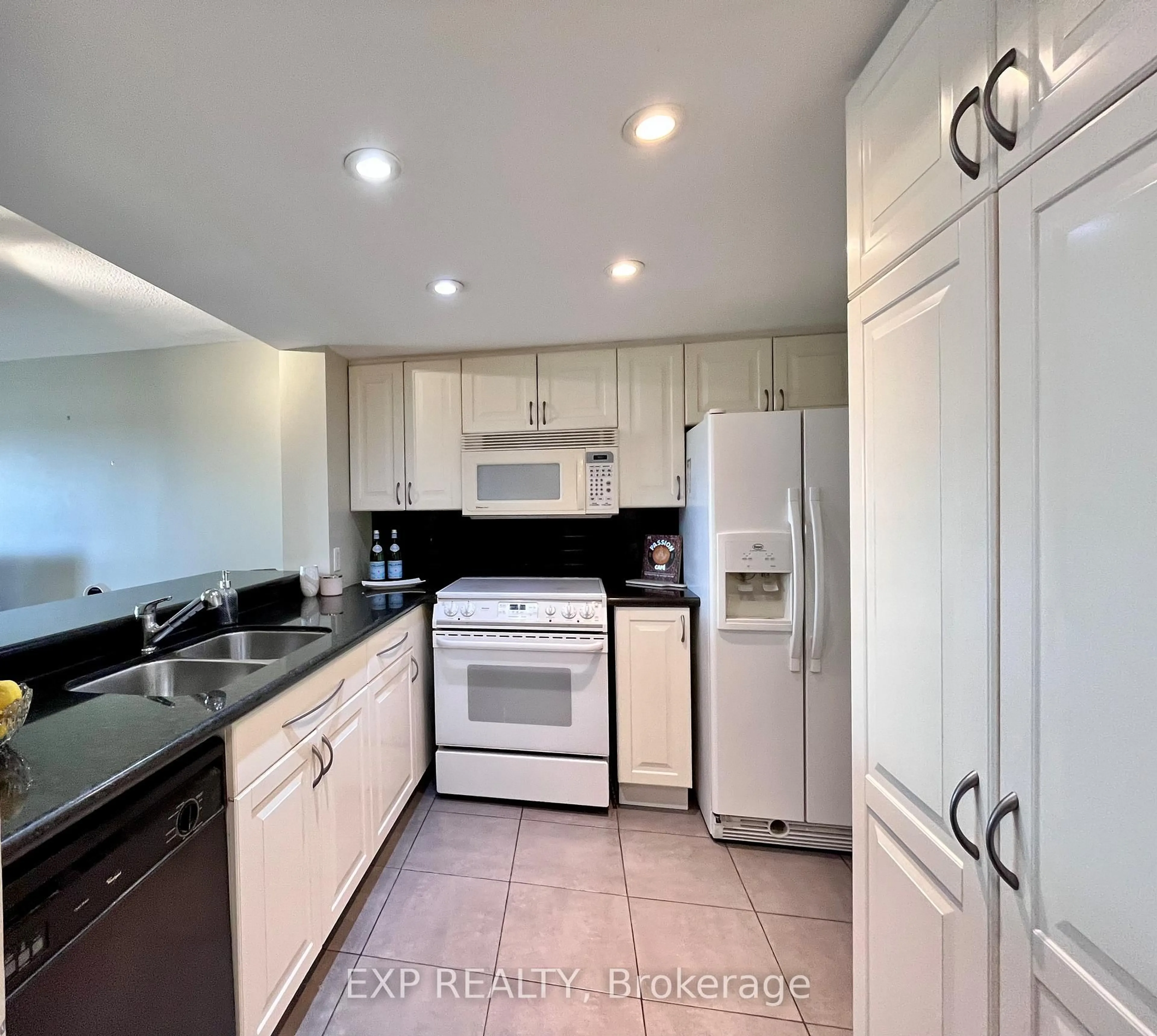 Standard kitchen, unknown for 725 King St #705, Toronto Ontario M5V 2W9