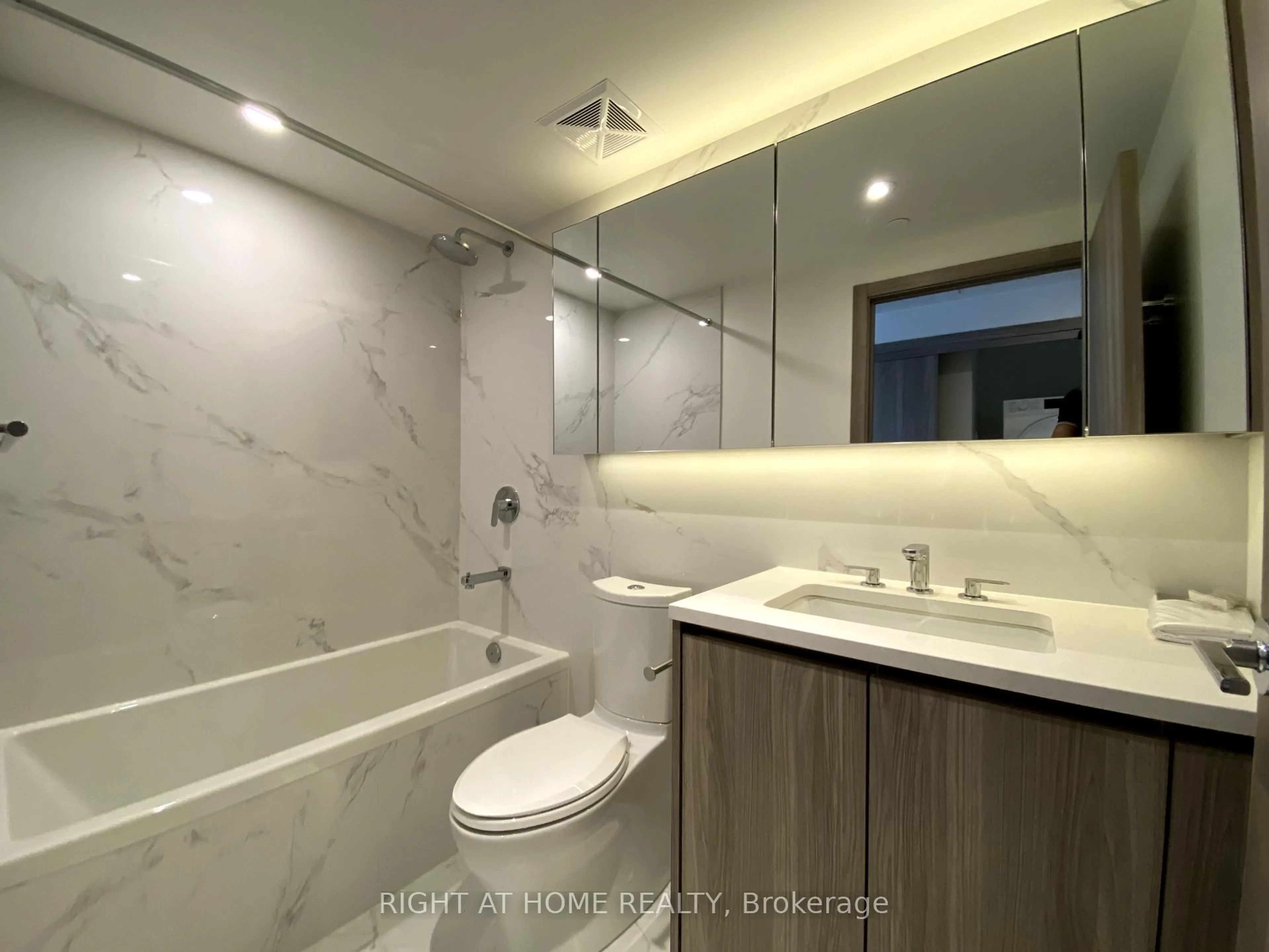Standard bathroom, ceramic/tile floor for 25 McMahon Dr #606, Toronto Ontario M2K 0J1