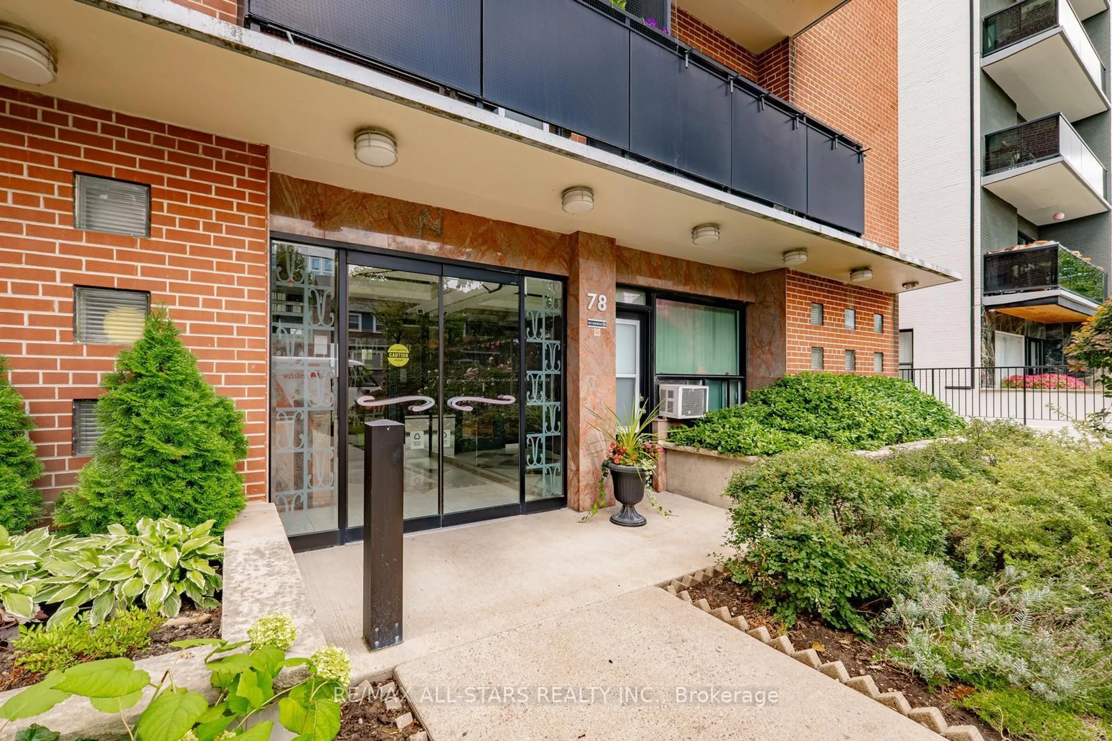Indoor foyer for 78 Warren Rd #501, Toronto Ontario M4V 2R6