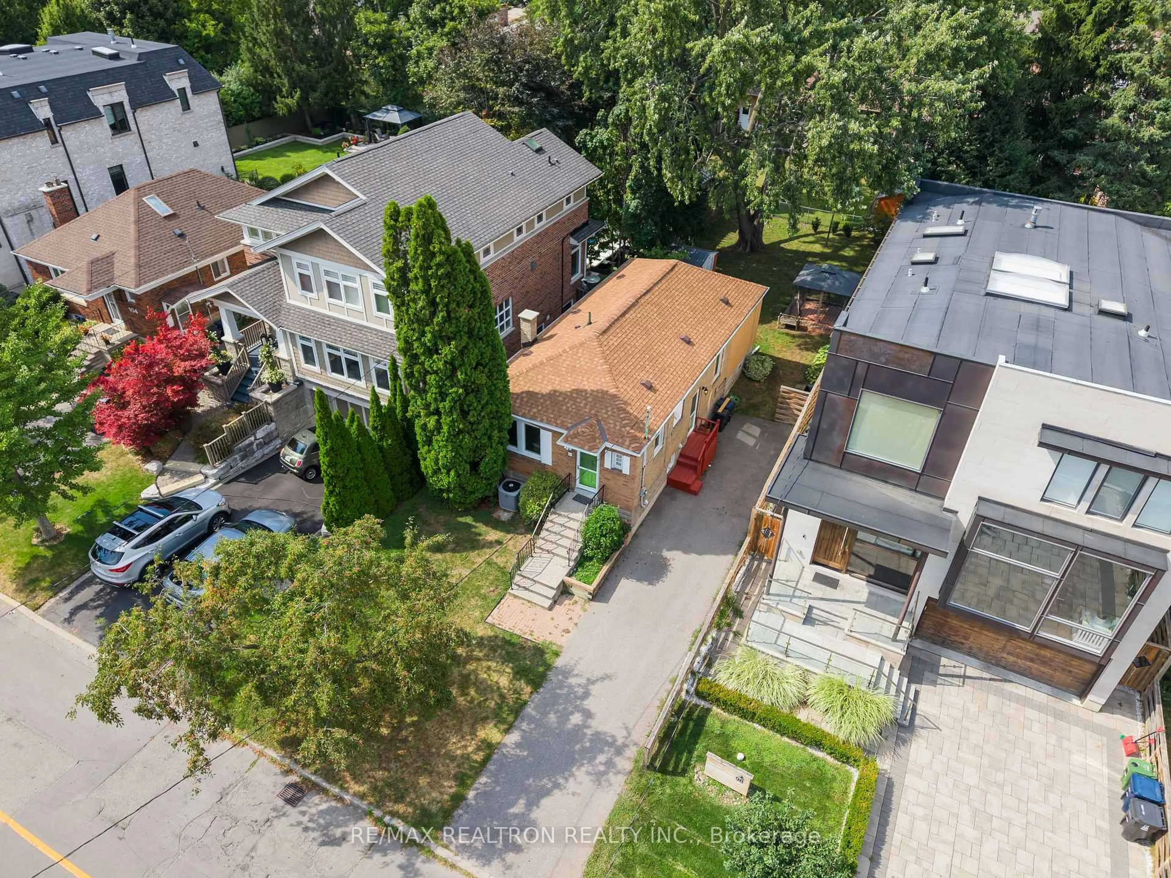 A pic from outside/outdoor area/front of a property/back of a property/a pic from drone, street for 100 Park Home Ave, Toronto Ontario M2N 1W8