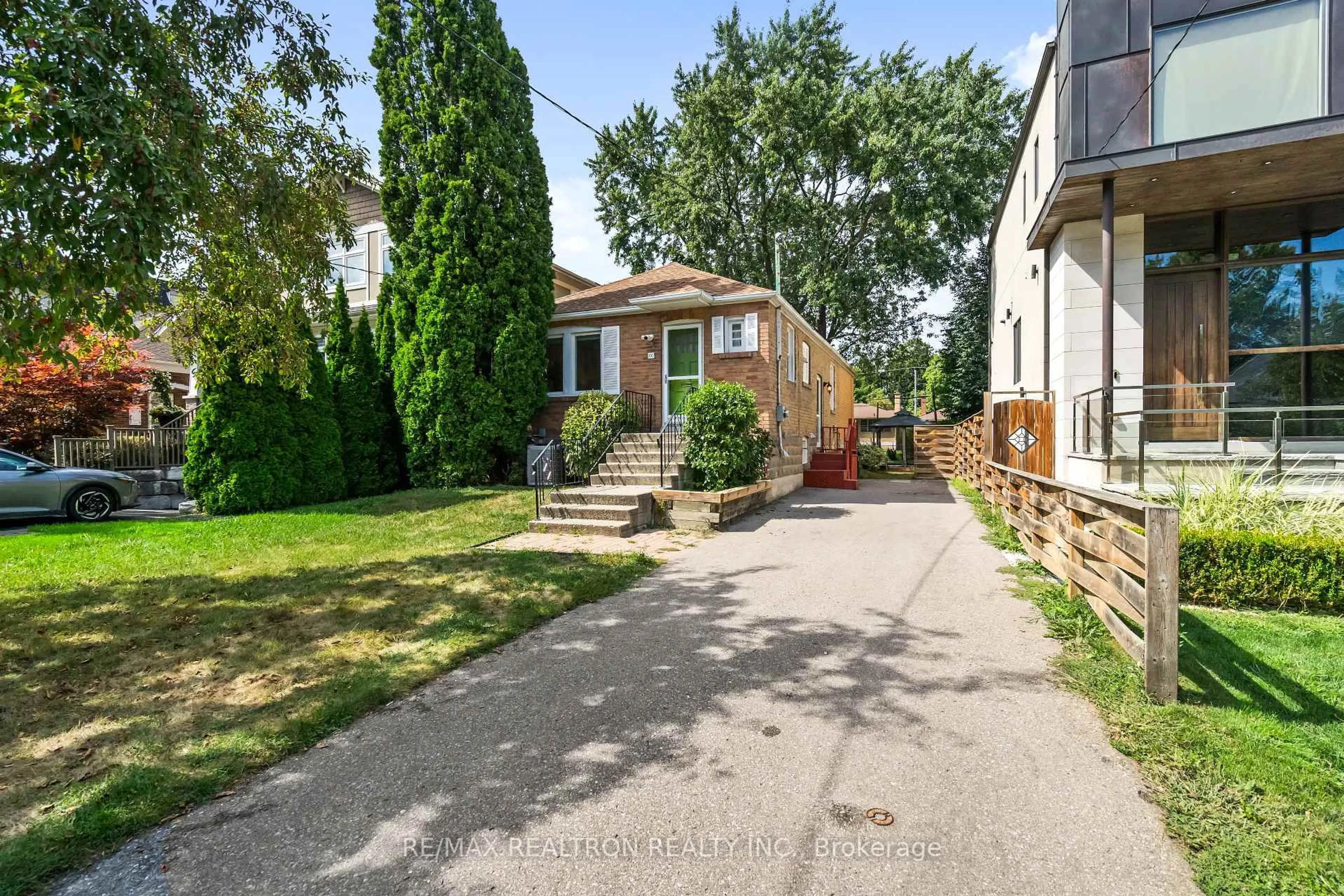 A pic from outside/outdoor area/front of a property/back of a property/a pic from drone, street for 100 Park Home Ave, Toronto Ontario M2N 1W8