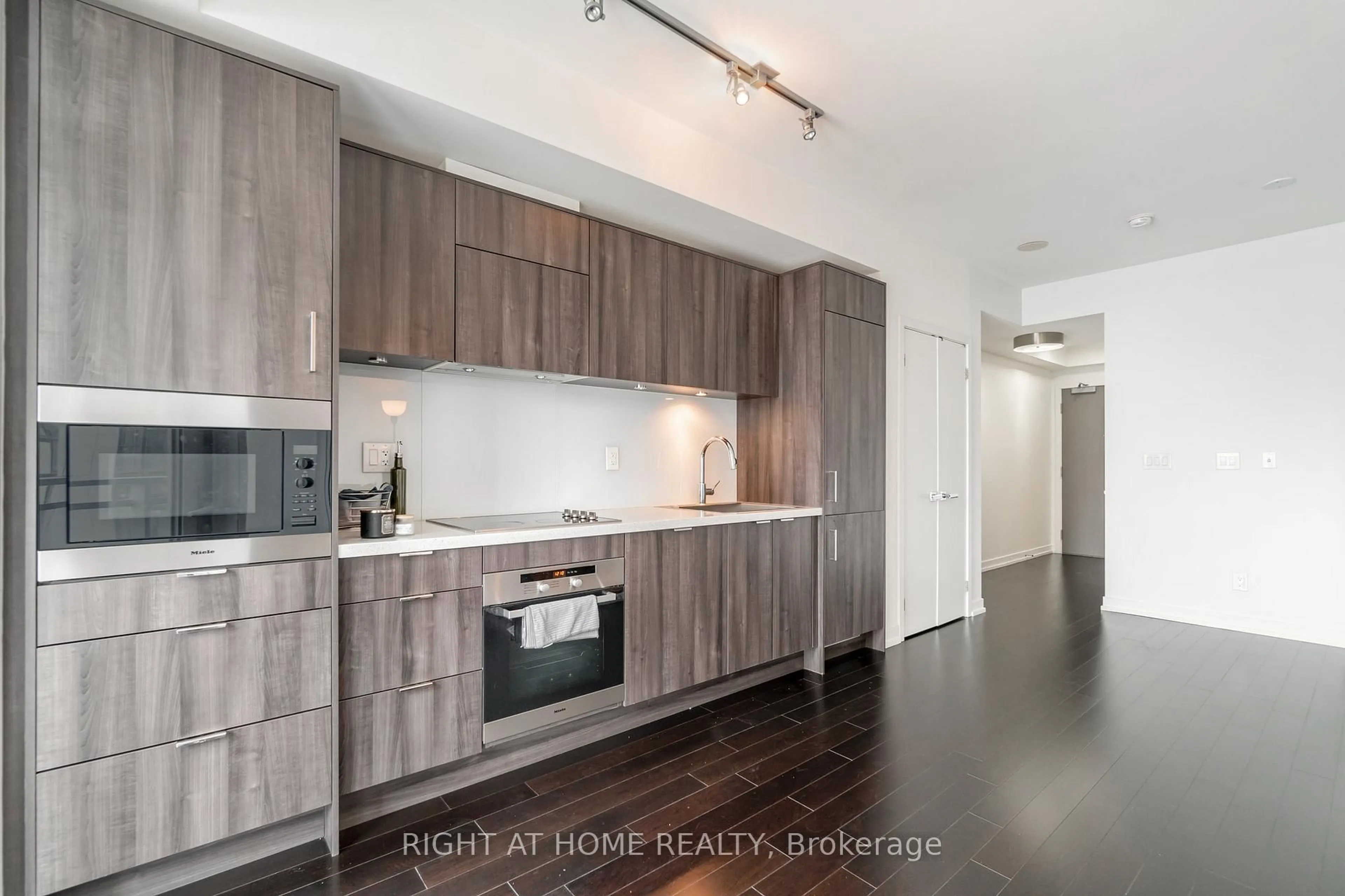 Open concept kitchen, wood/laminate floor for 21 Widmer St #1403, Toronto Ontario M5V 0B8