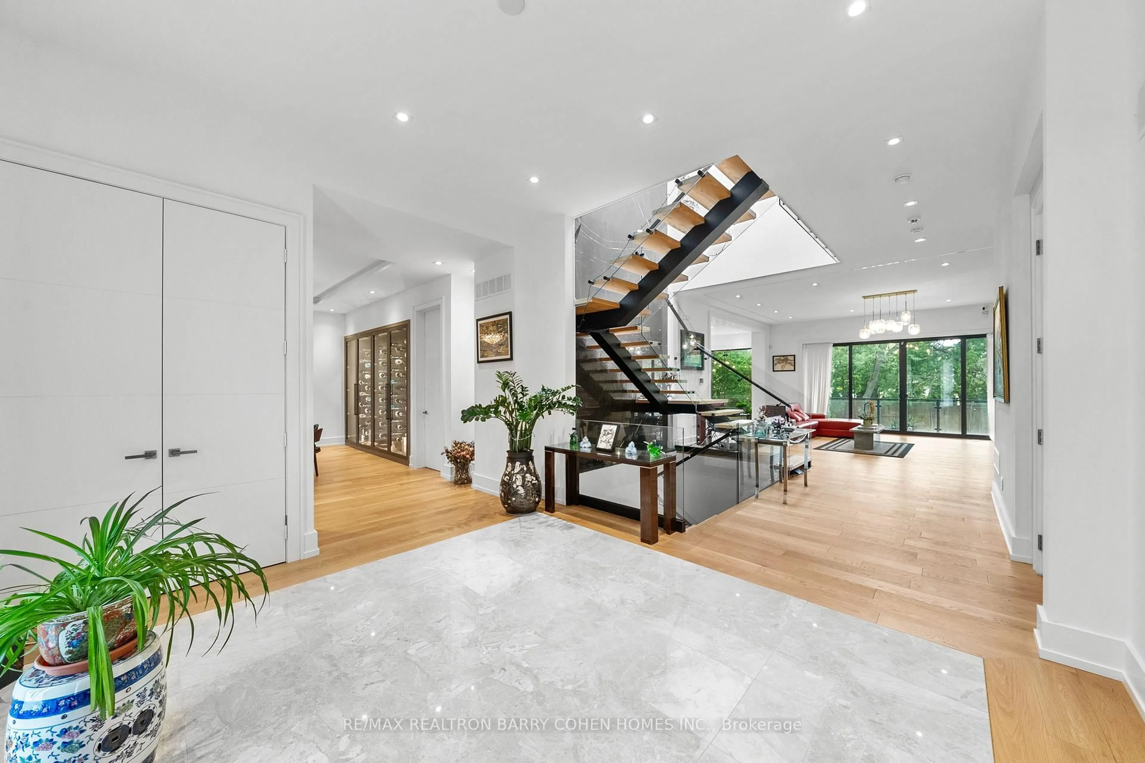 Indoor foyer for 28 Brian Cliff Dr, Toronto Ontario M3B 2G2