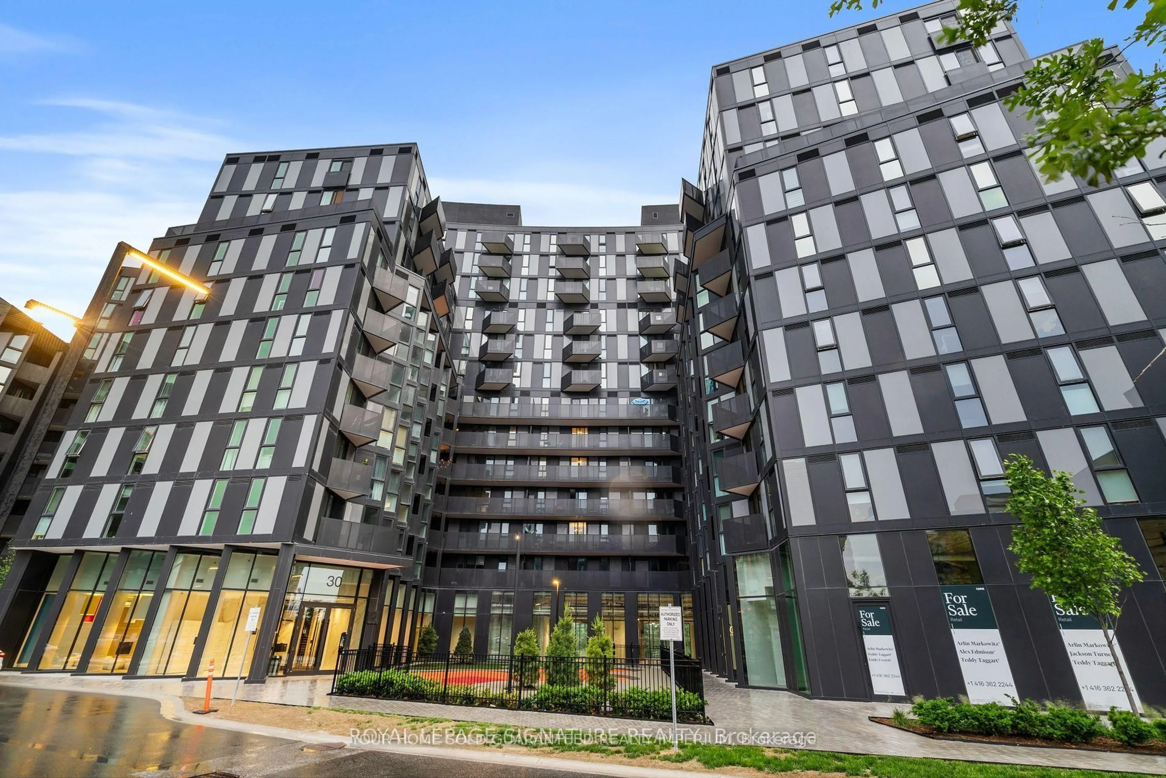 Patio, building for 30 Tretti Way #1026, Toronto Ontario M3H 0E3