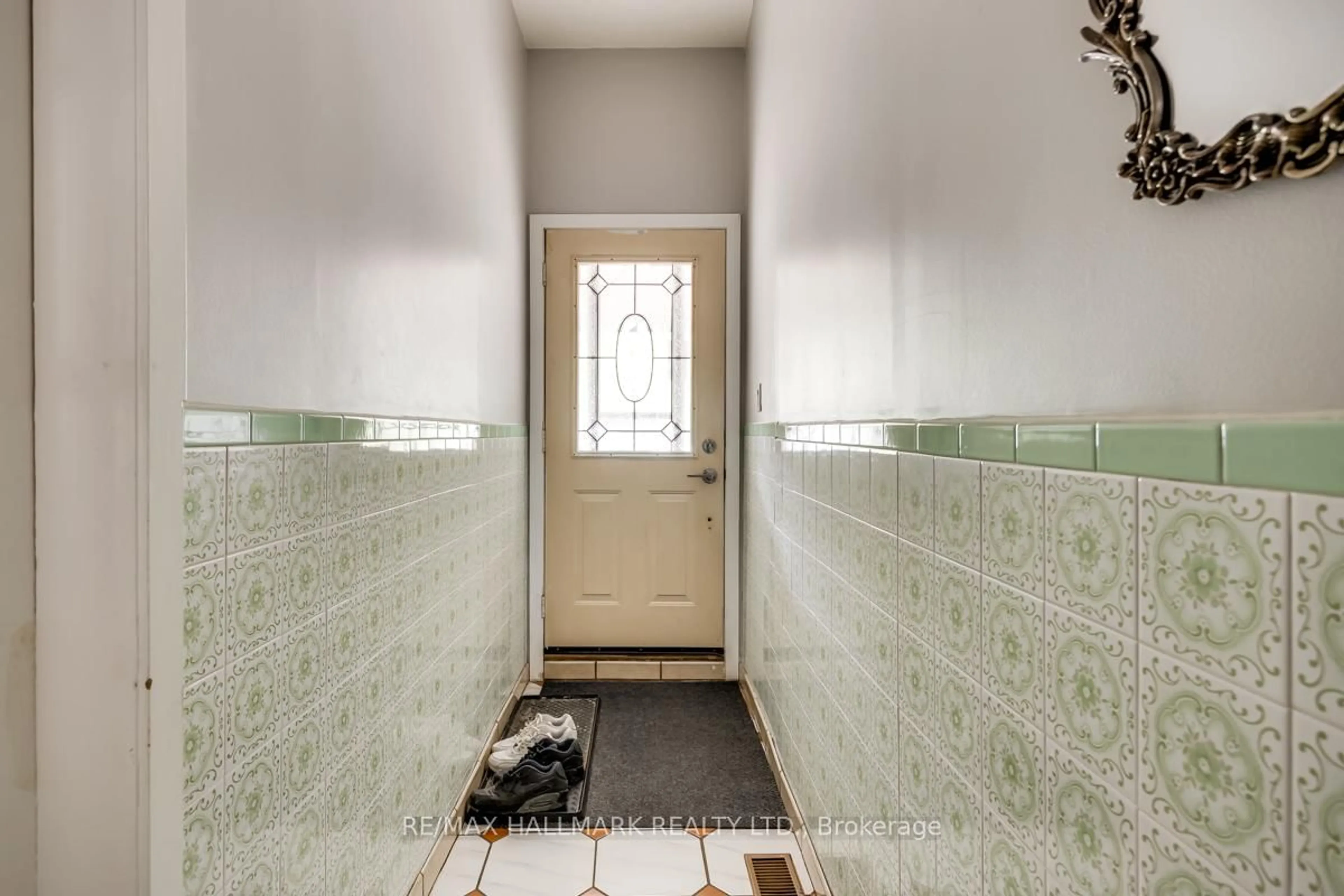 Indoor entryway for 227 Shaw St, Toronto Ontario M6J 2W7