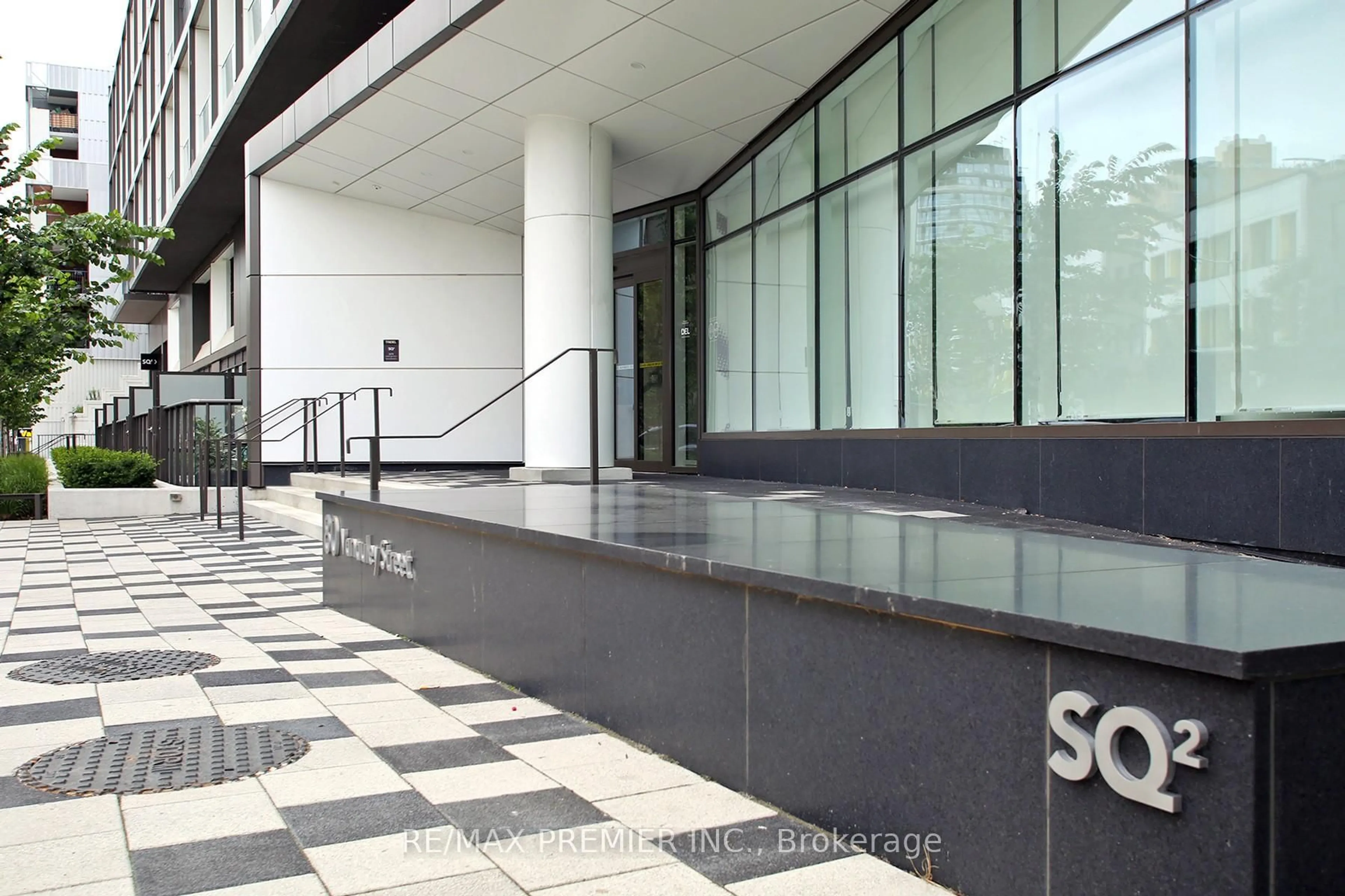 Indoor foyer for 80 Vanauley St #906, Toronto Ontario M5T 0C9