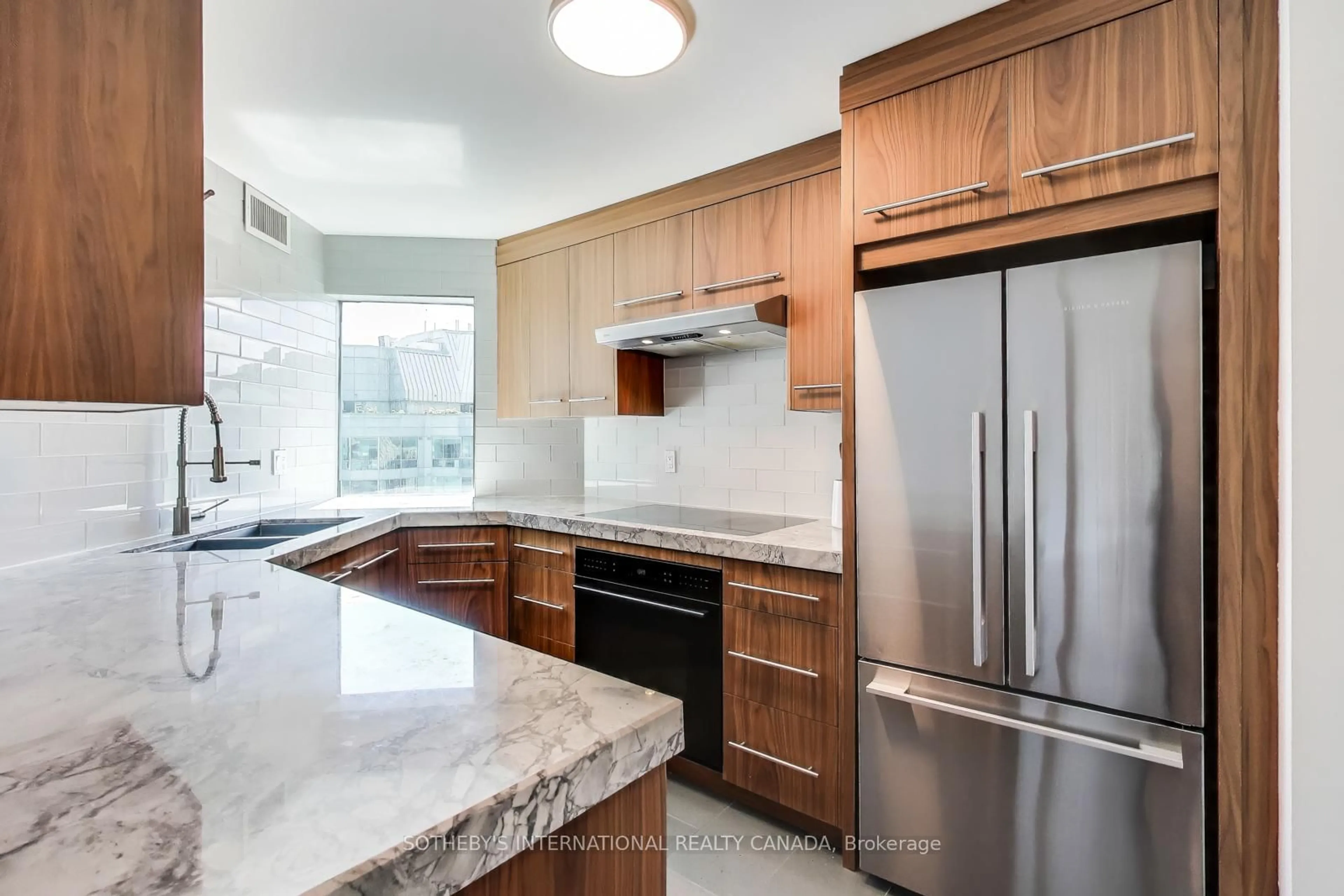 Standard kitchen, ceramic/tile floor for 10 Yonge St #2701, Toronto Ontario M5E 1R4