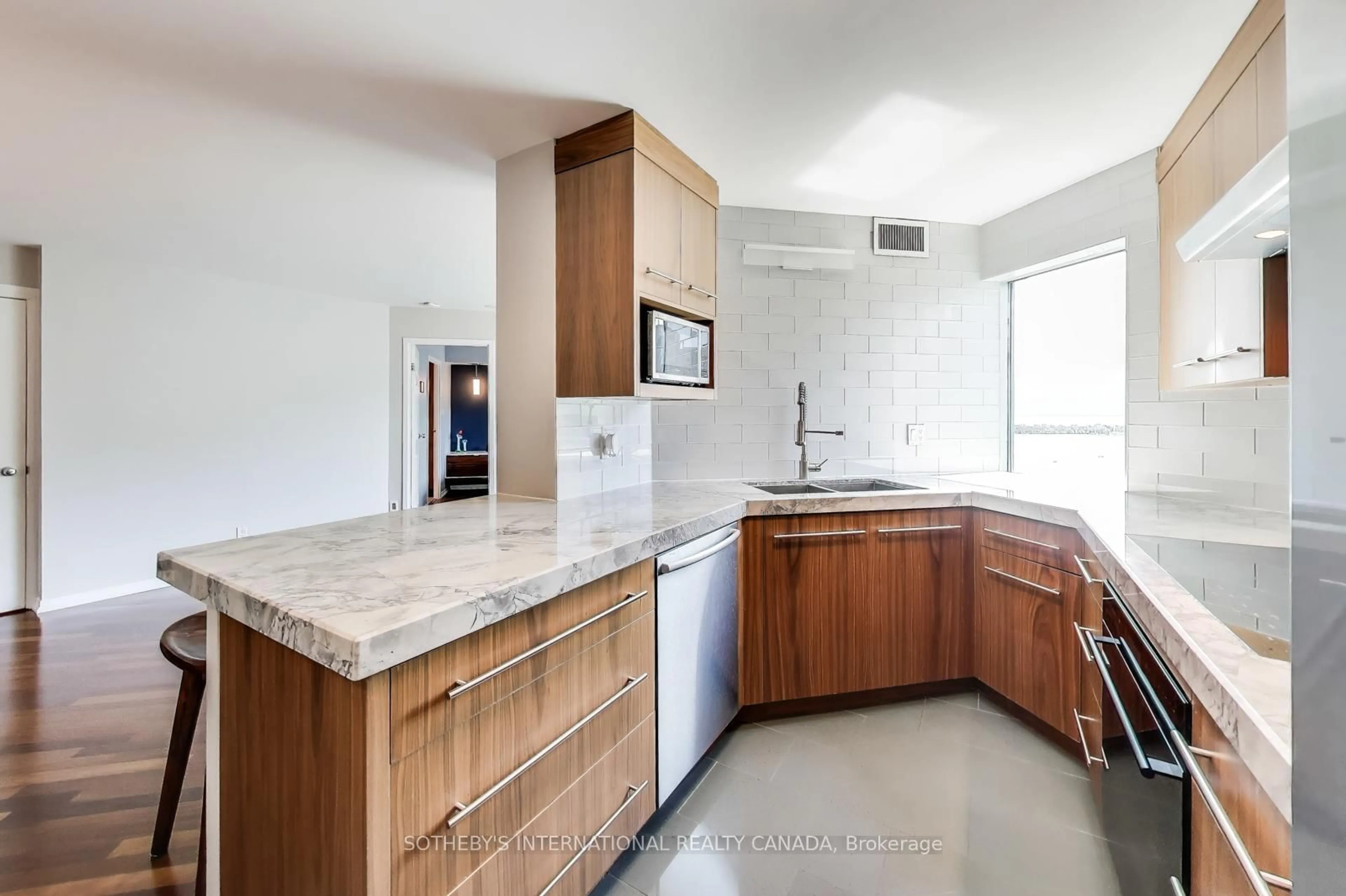 Standard kitchen, ceramic/tile floor for 10 Yonge St #2701, Toronto Ontario M5E 1R4