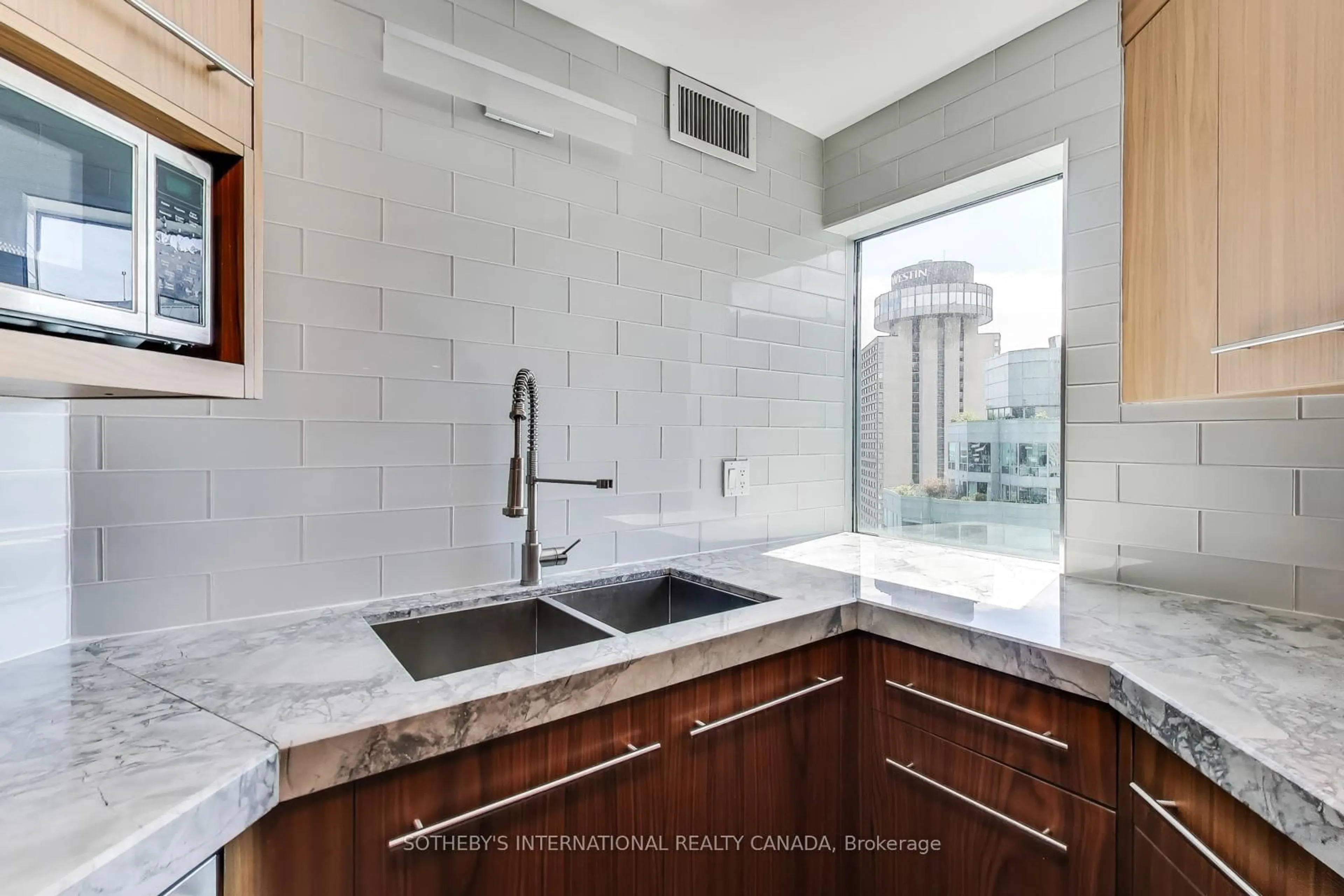 Unknown for 10 Yonge St #2701, Toronto Ontario M5E 1R4