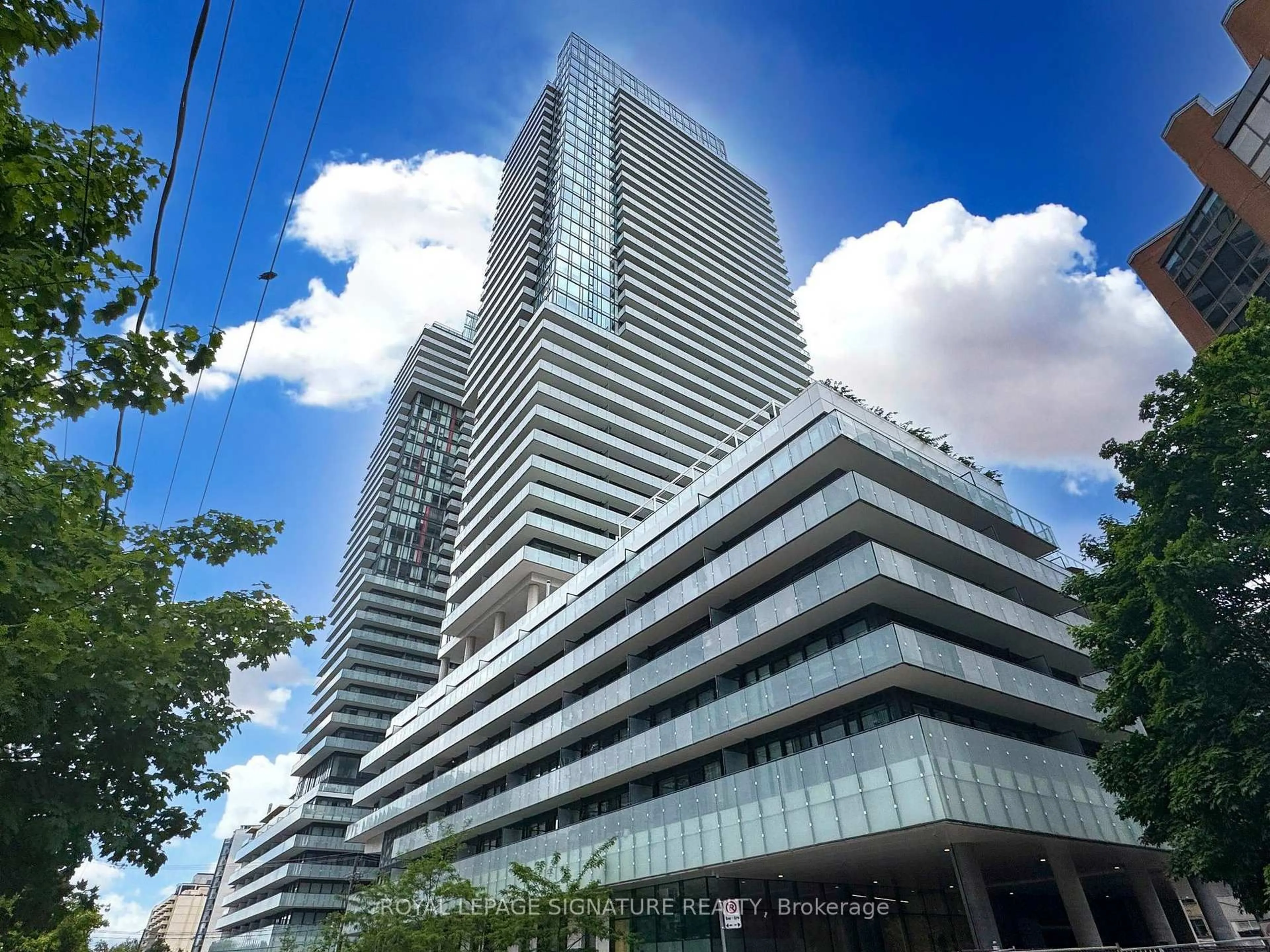 Indoor foyer for 161 Roehampton Ave #605, Toronto Ontario M4P 0C8