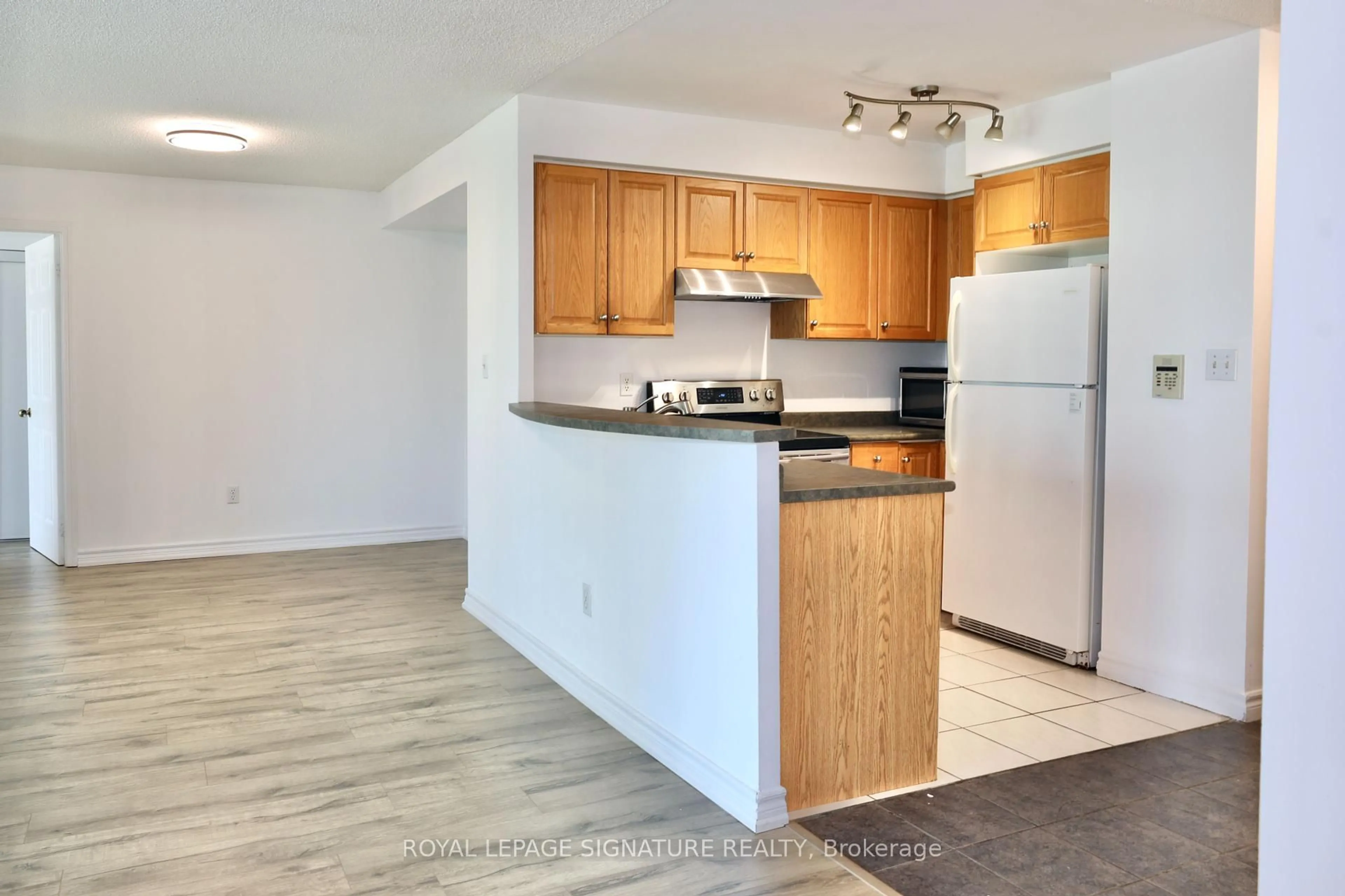 Standard kitchen, wood/laminate floor for 7 Lorraine Dr #1116, Toronto Ontario M2N 7H2