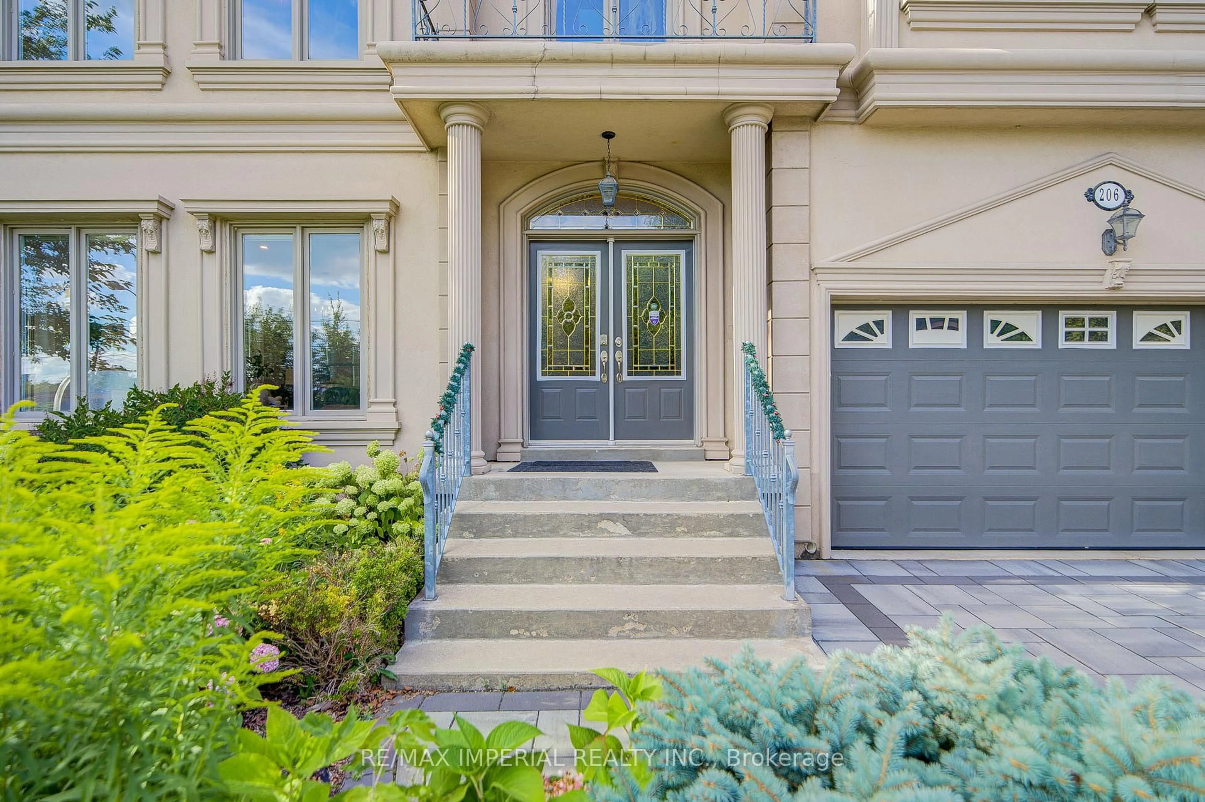 Indoor entryway for 206 Hollywood Ave, Toronto Ontario M2N 3K6