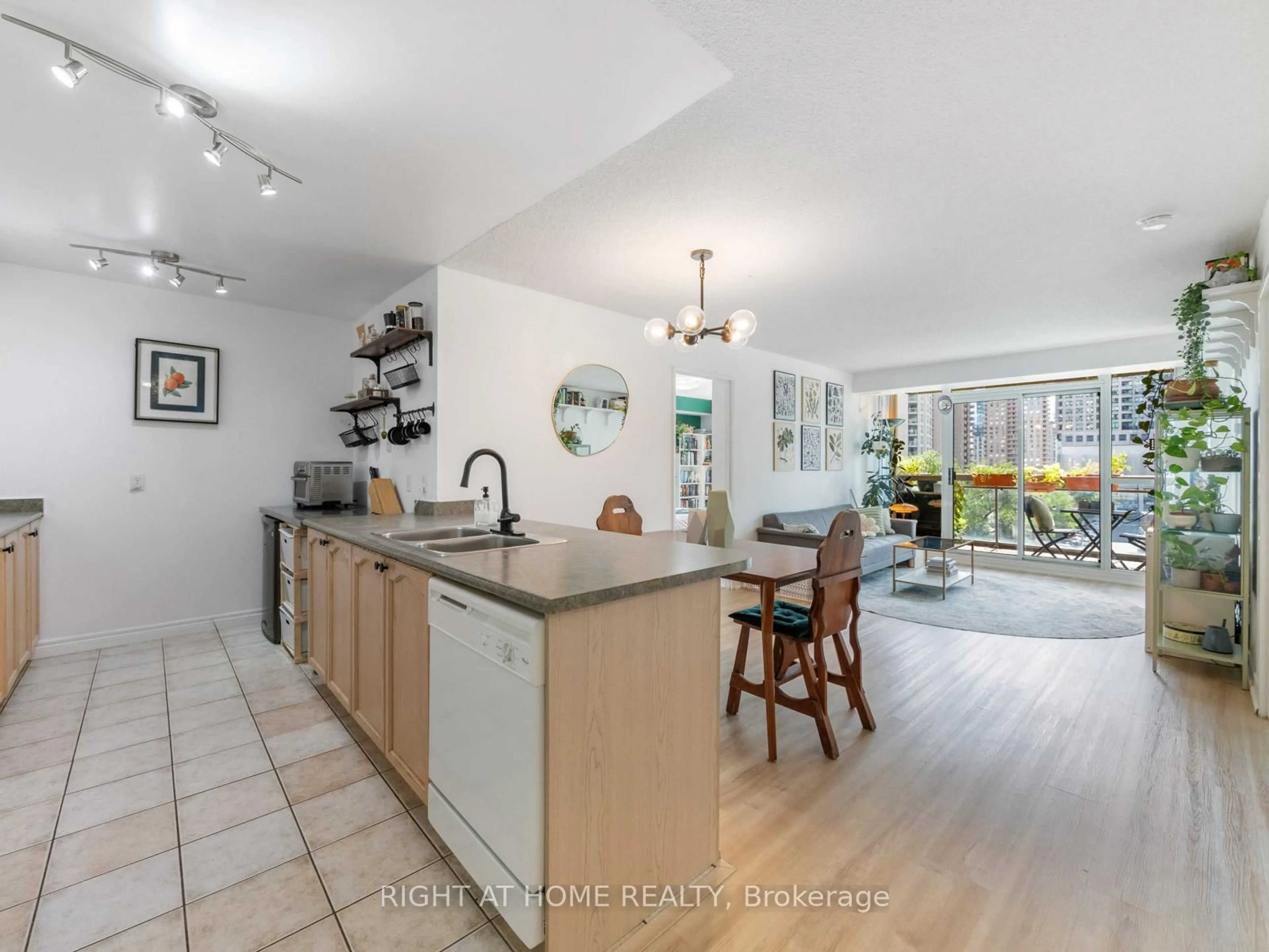Open concept kitchen, unknown for 18 Parkview Ave #608, Toronto Ontario M2N 7H7
