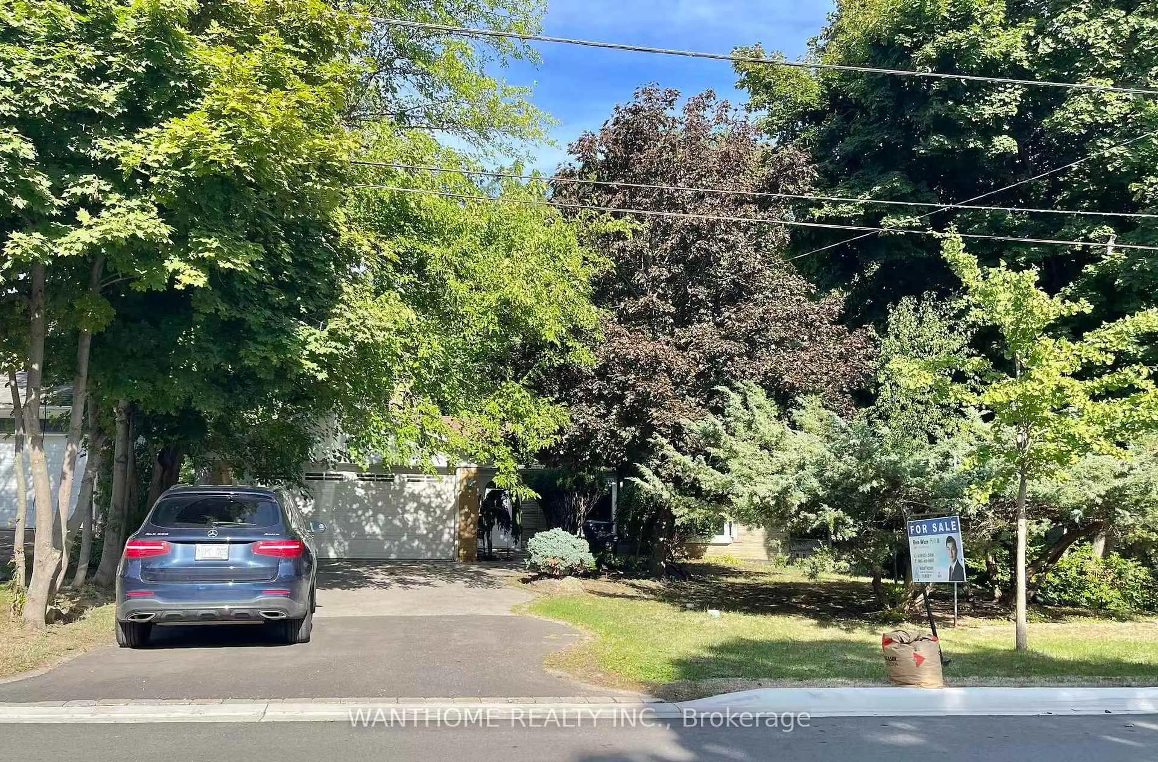 A pic from outside/outdoor area/front of a property/back of a property/a pic from drone, street for 185 Burbank Dr, Toronto Ontario M2K 1P5