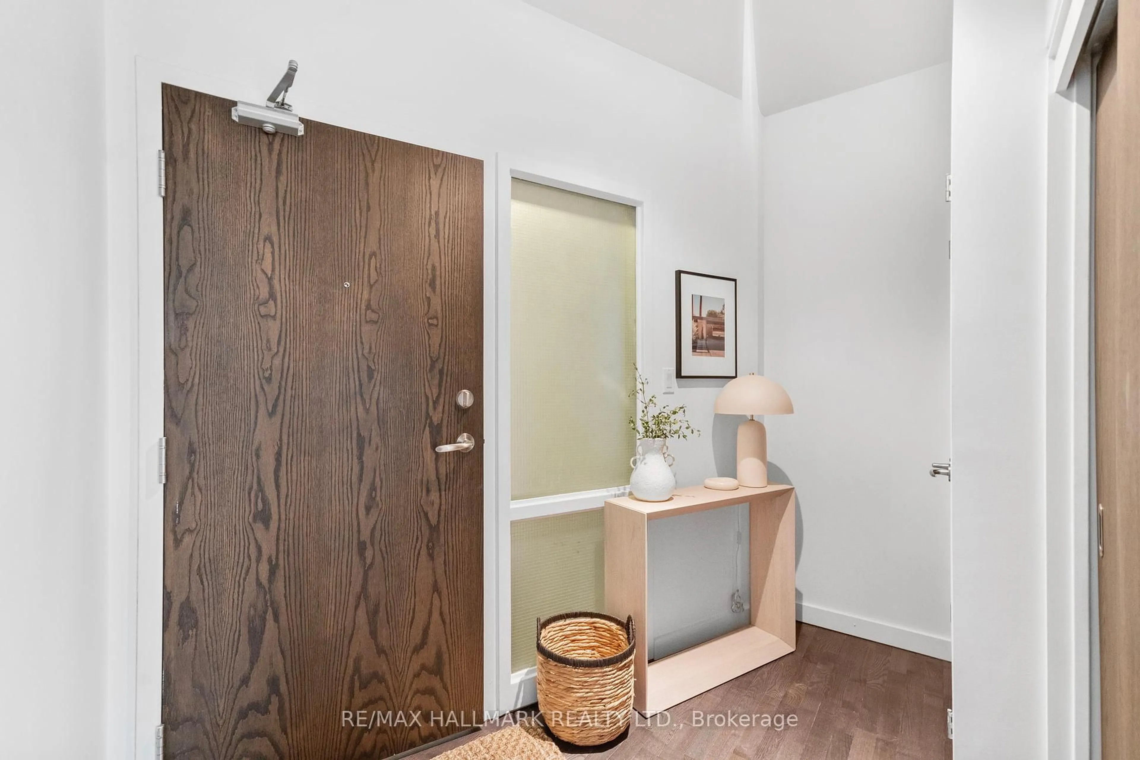 Indoor entryway for 701 Dovercourt Rd #202, Toronto Ontario M6H 2W7
