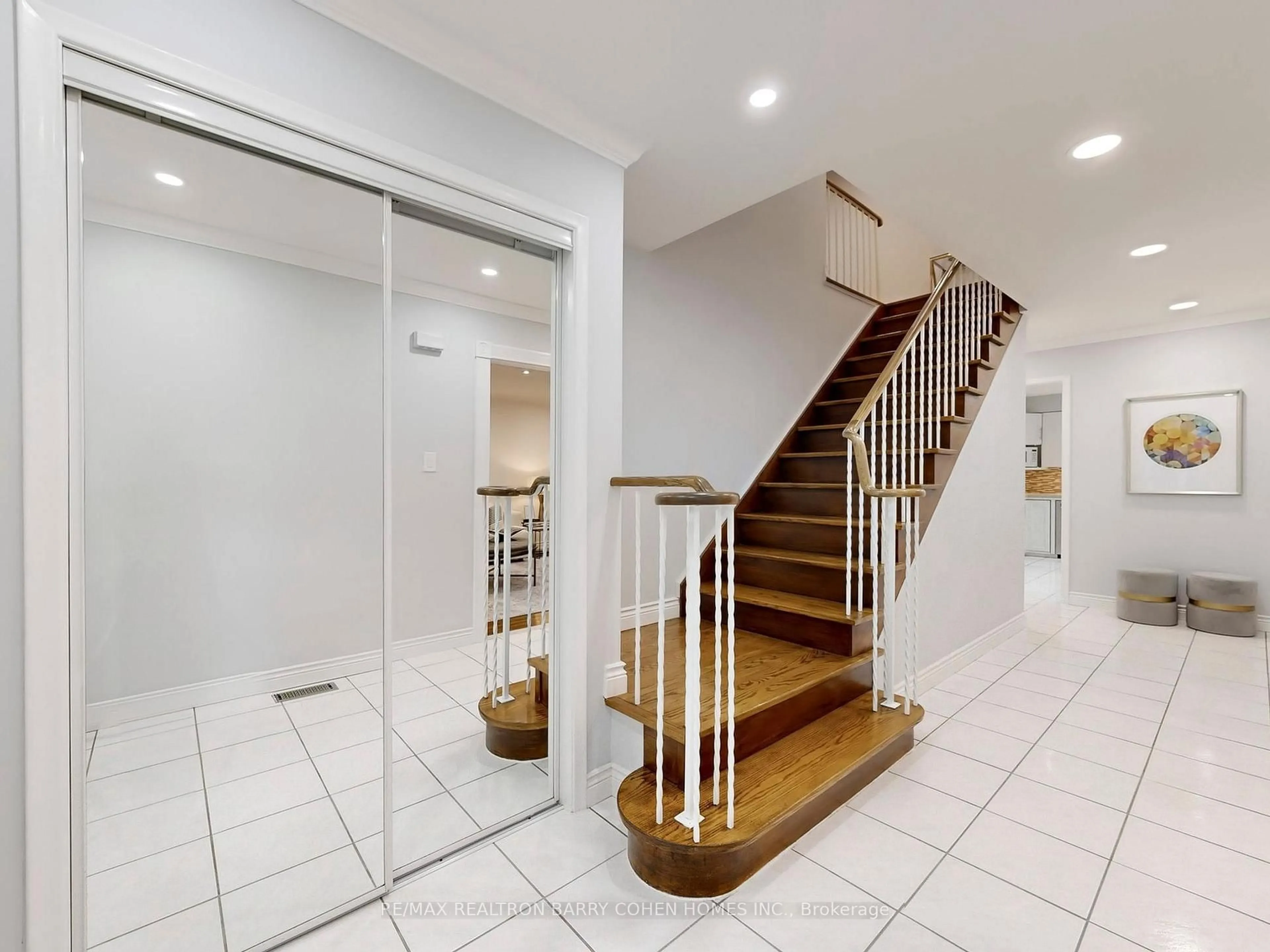 Indoor foyer for 69 Tanbark Cres, Toronto Ontario M3B 1N7