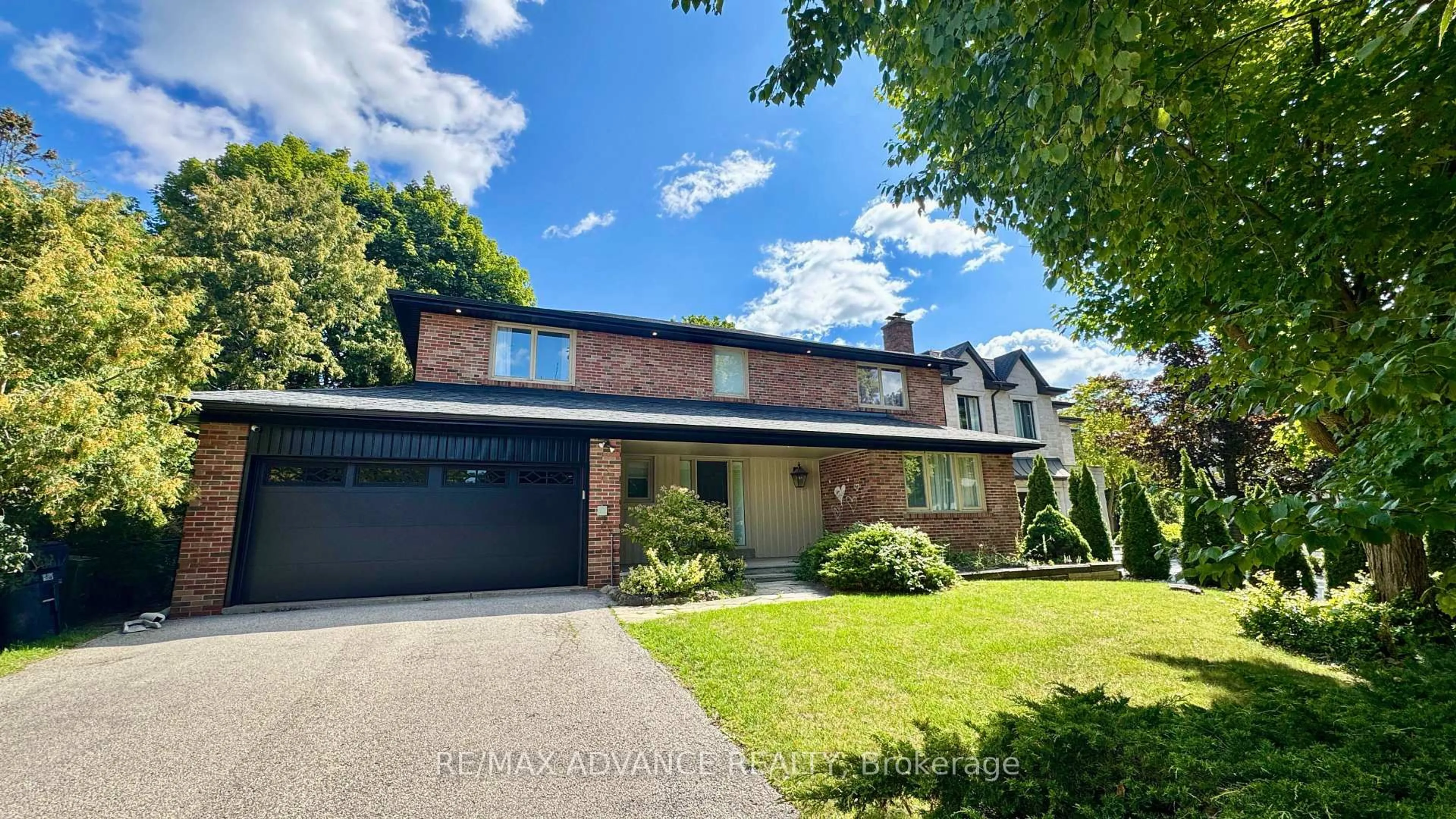 A pic from outside/outdoor area/front of a property/back of a property/a pic from drone, street for 9 Carluke Cres, Toronto Ontario M2L 2H7