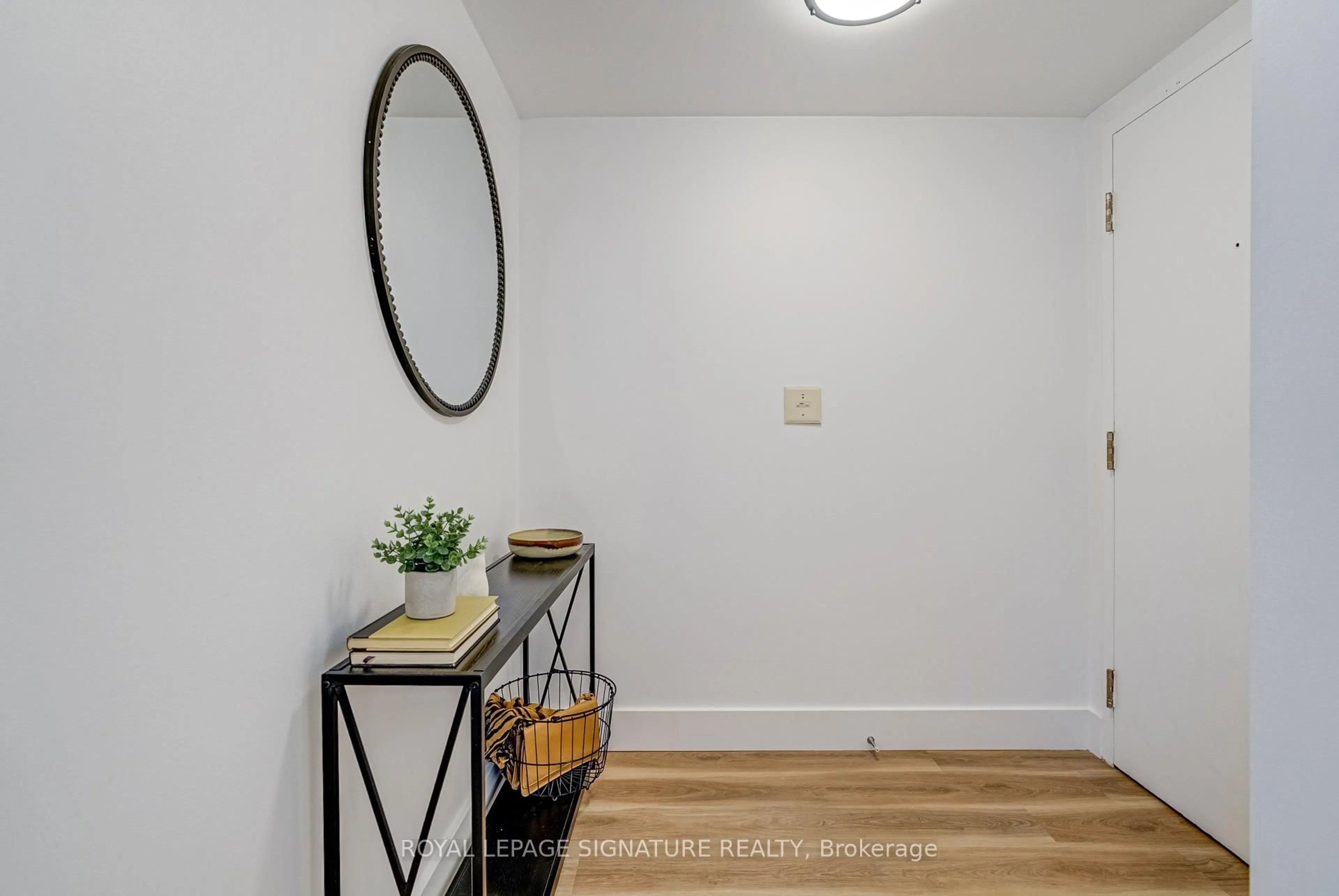 Indoor entryway for 397 Front St #3909, Toronto Ontario M5V 3R8
