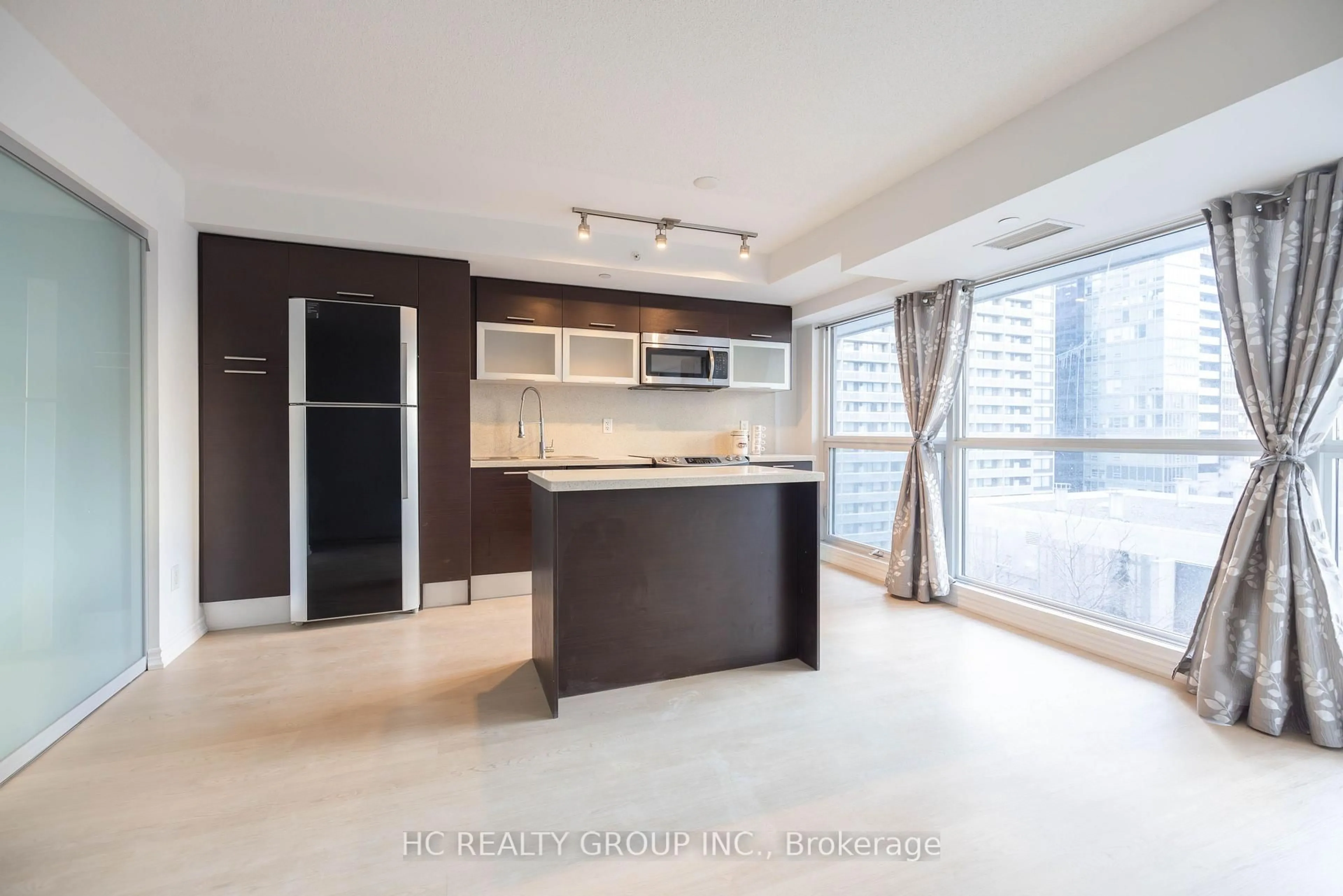 Open concept kitchen, unknown for 386 Yonge St #819, Toronto Ontario M5B 0A5