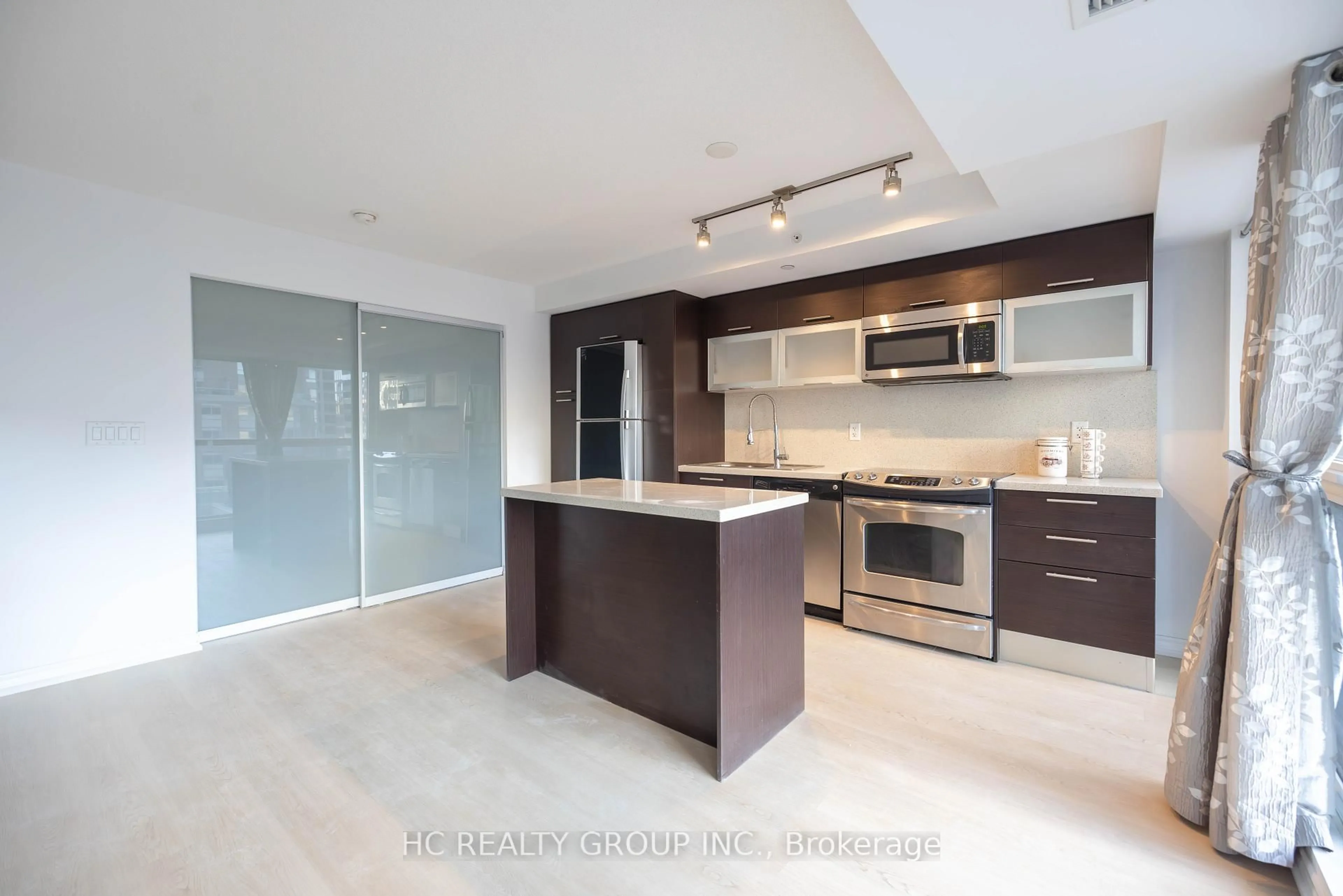 Open concept kitchen, unknown for 386 Yonge St #819, Toronto Ontario M5B 0A5