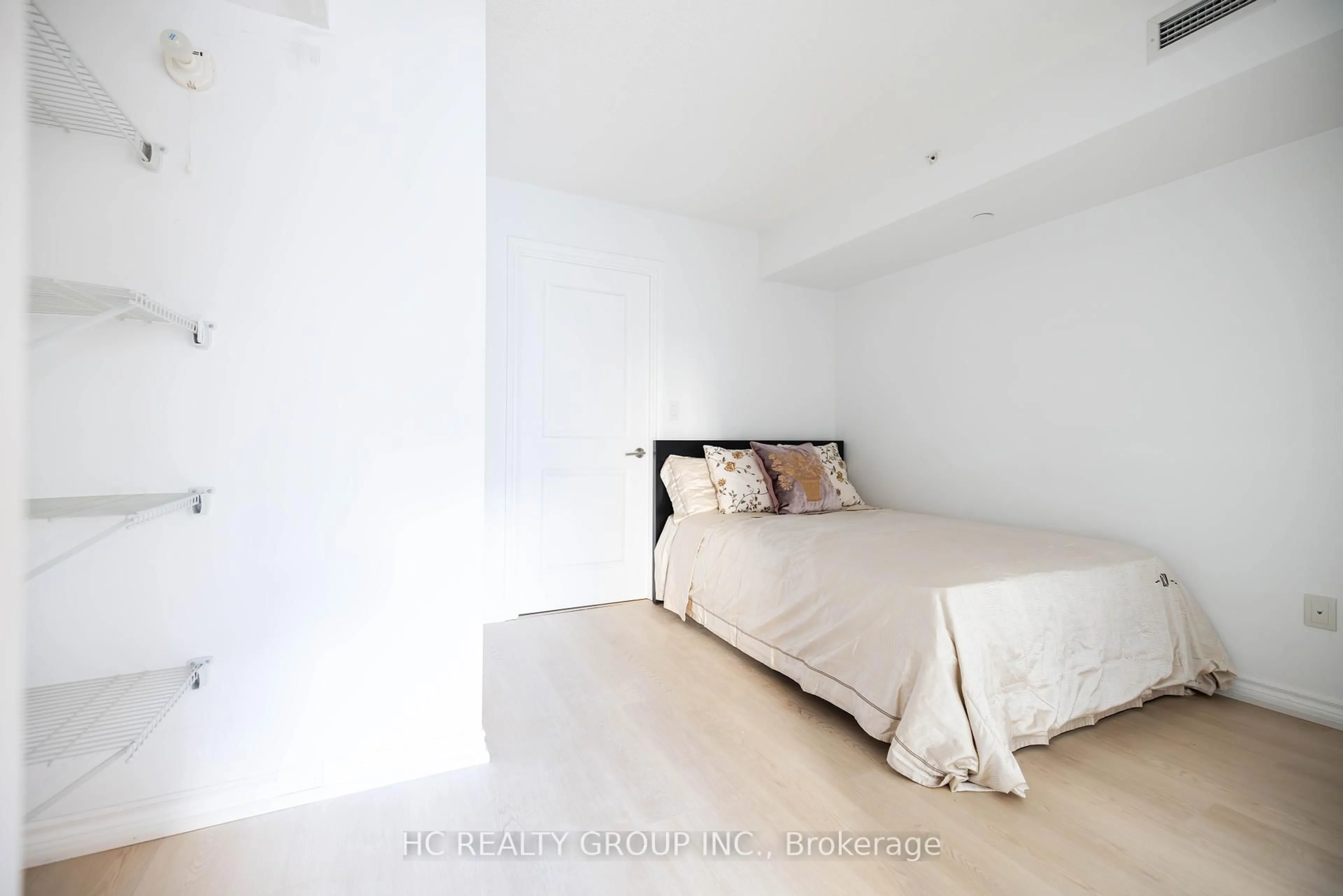 Bedroom with bed, unknown for 386 Yonge St #819, Toronto Ontario M5B 0A5